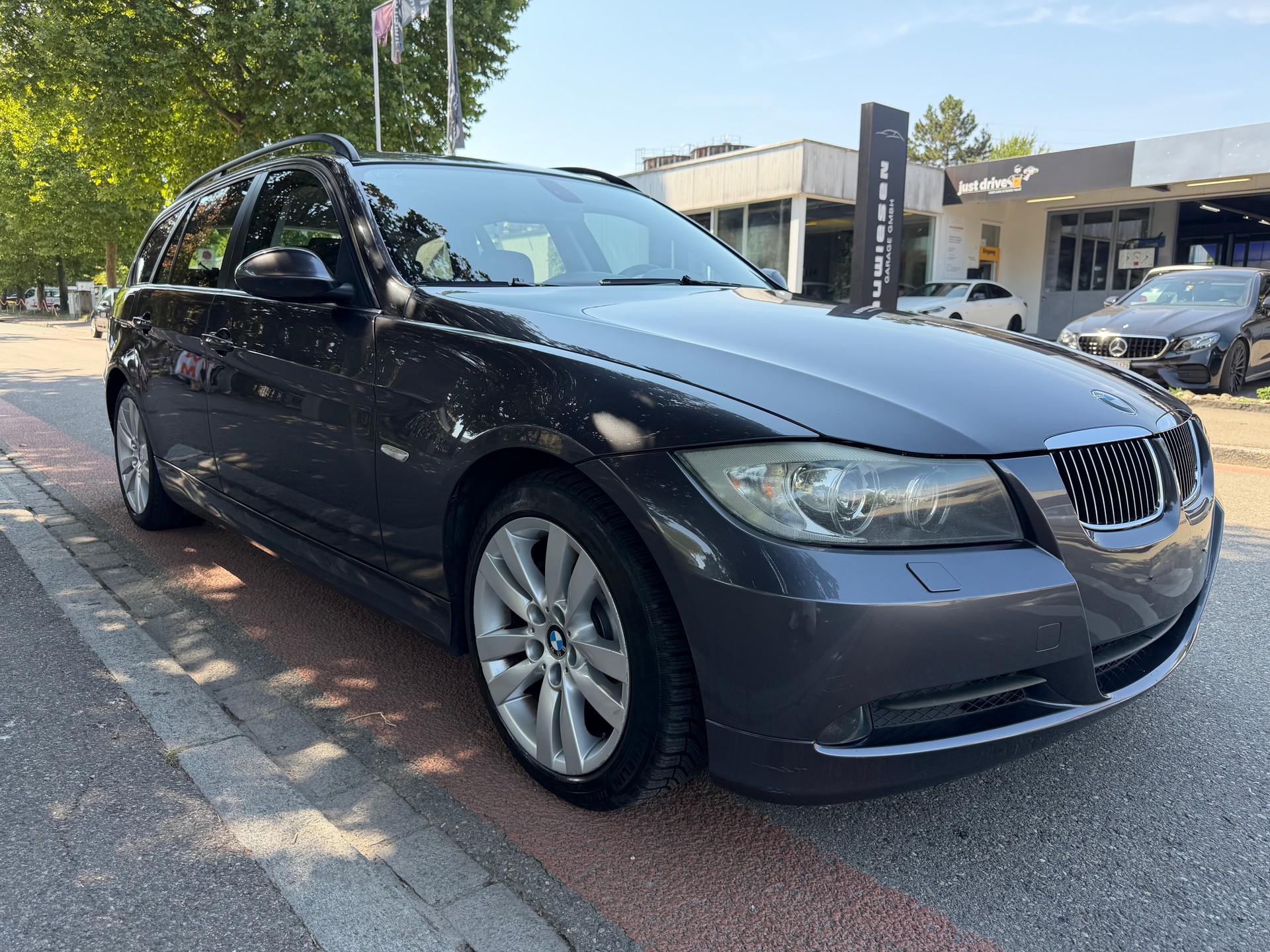 BMW 325xi Touring-showroom-element-3