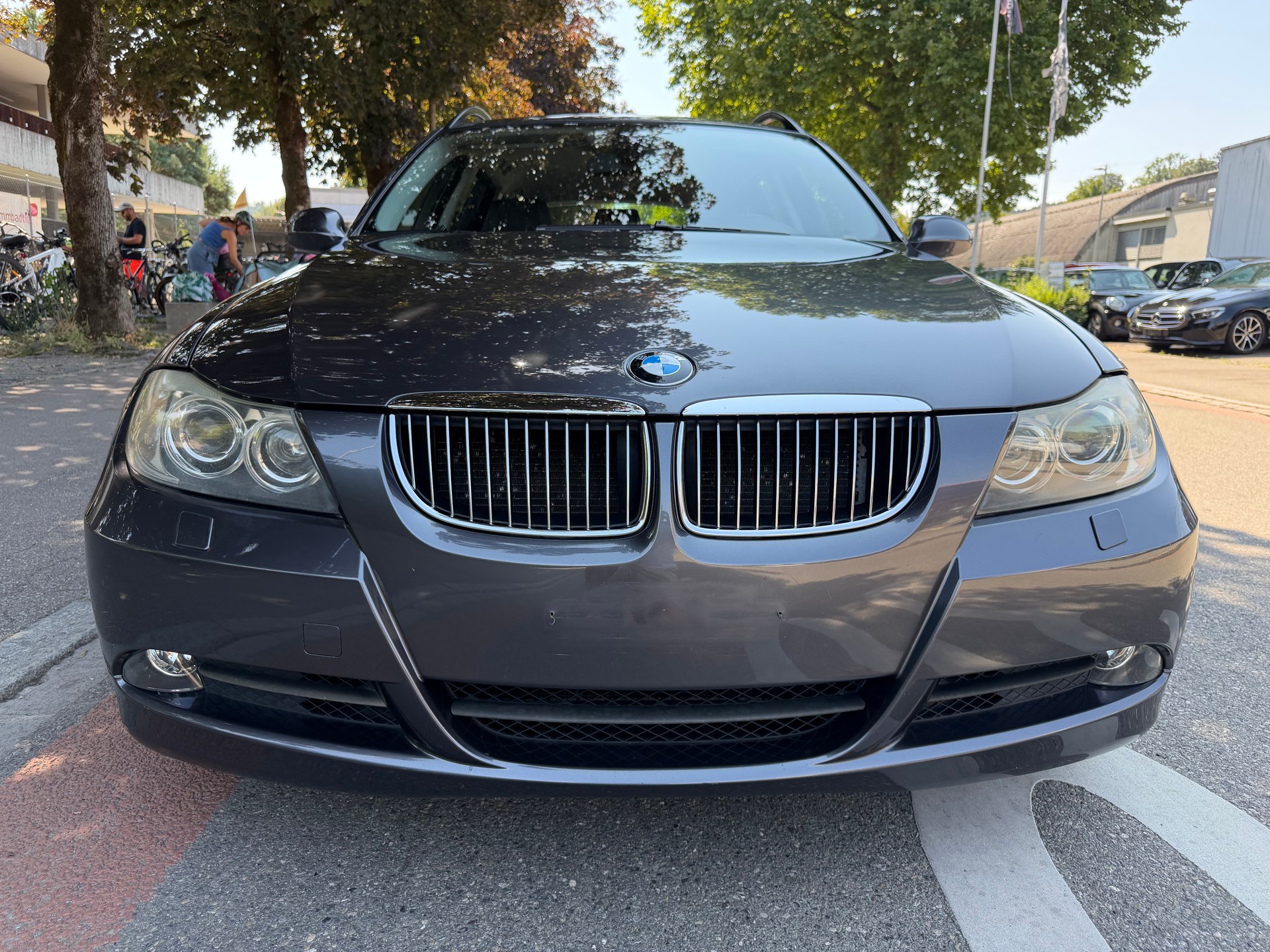 BMW 325xi Touring-showroom-element-1