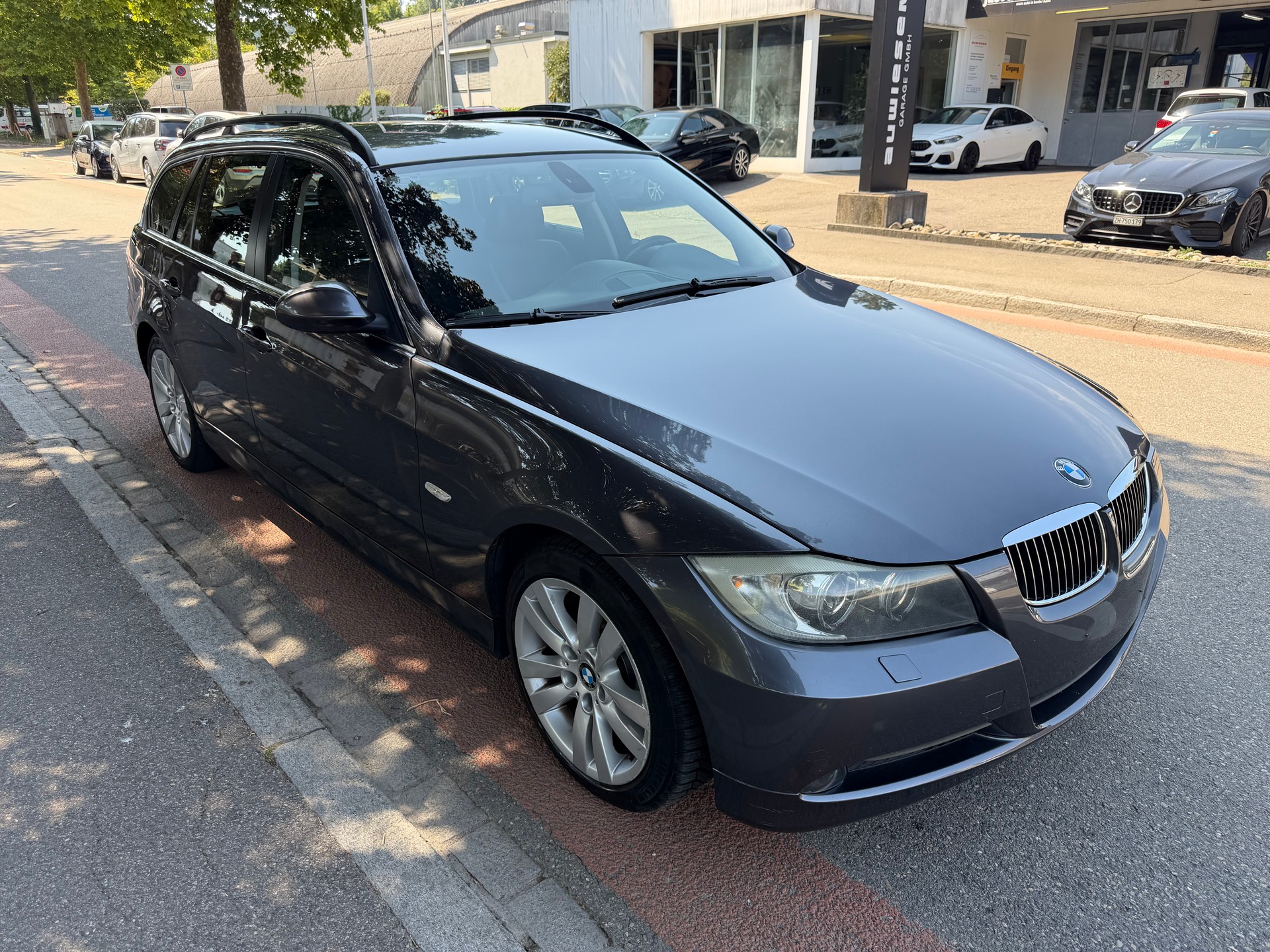BMW 325xi Touring-showroom-element-2