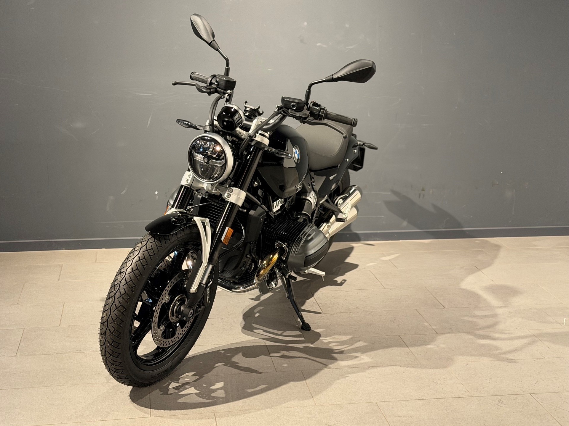 BMW R 12 5% Jubiläumsprämie-showroom-element-3