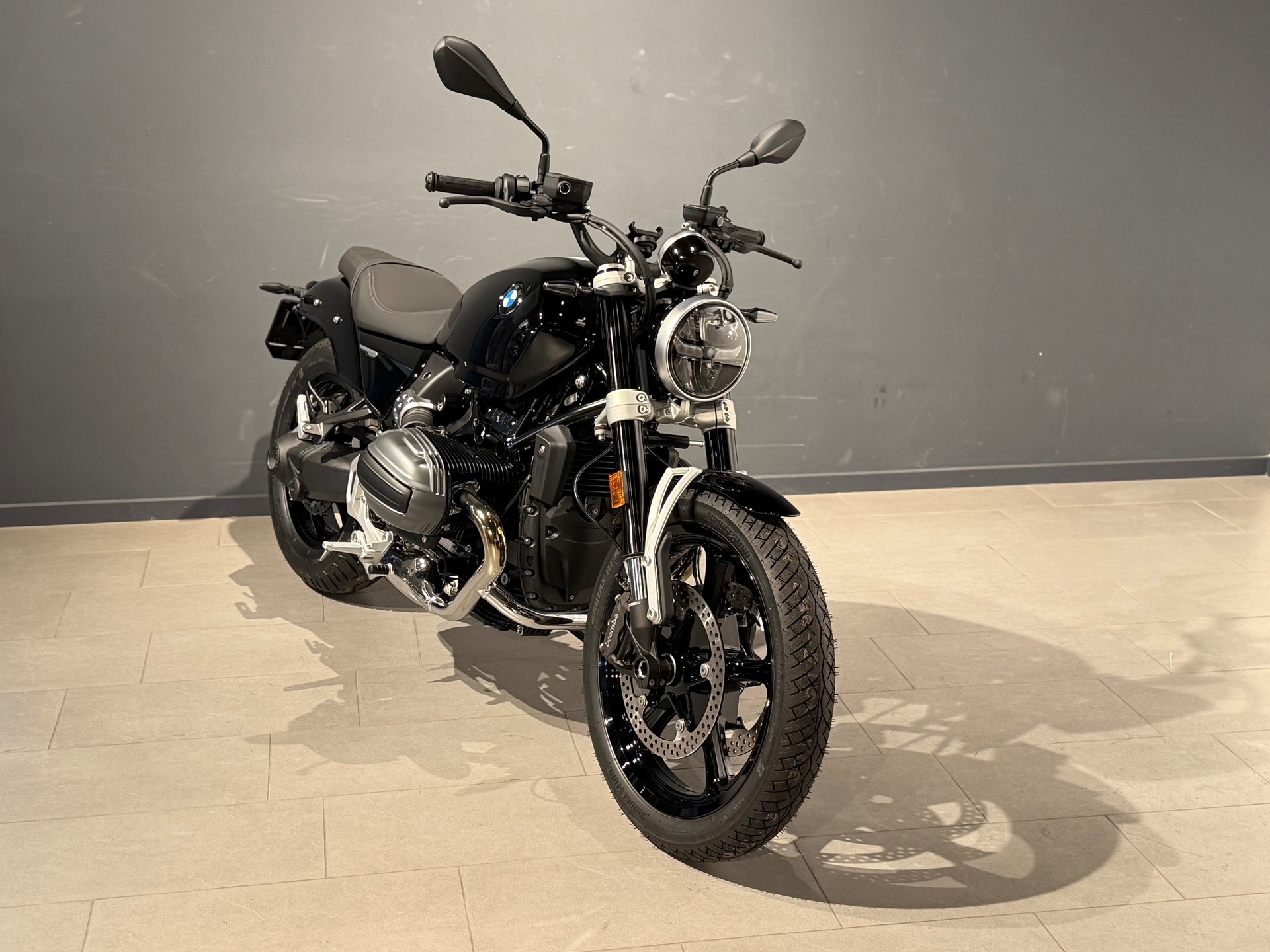 BMW R 12 5% Jubiläumsprämie-showroom-element-2