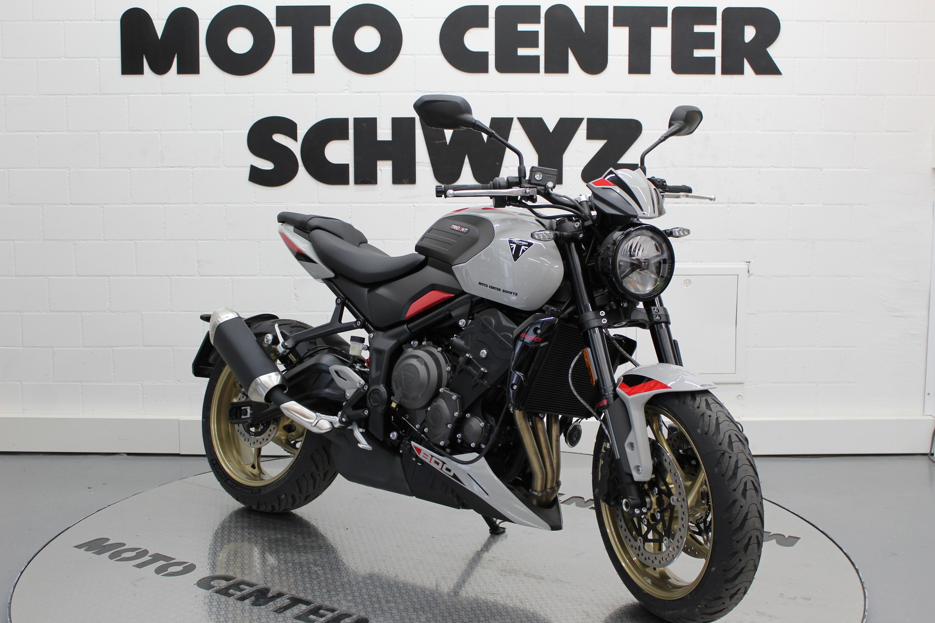 TRIUMPH 800-image-1