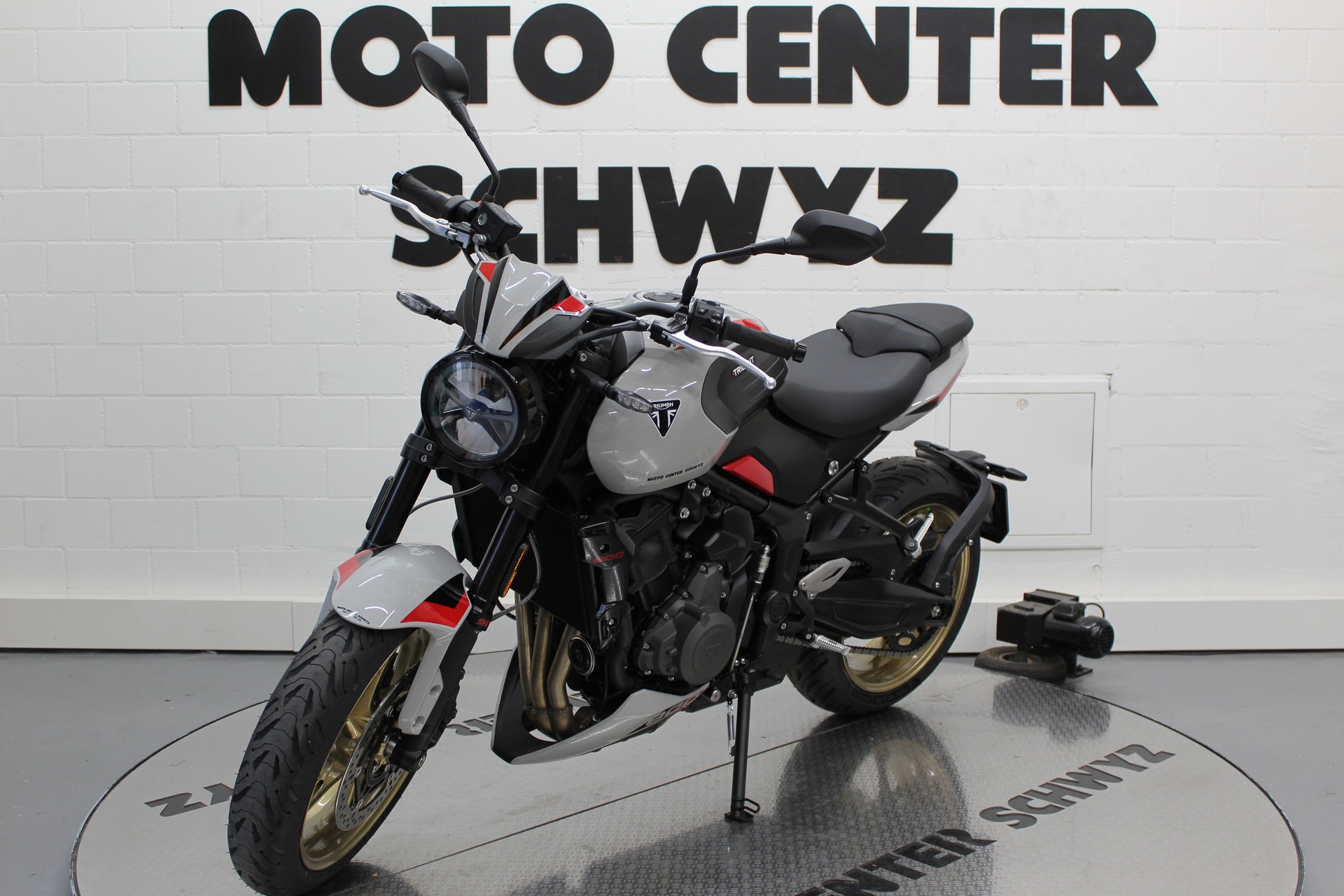 TRIUMPH 800-image-2