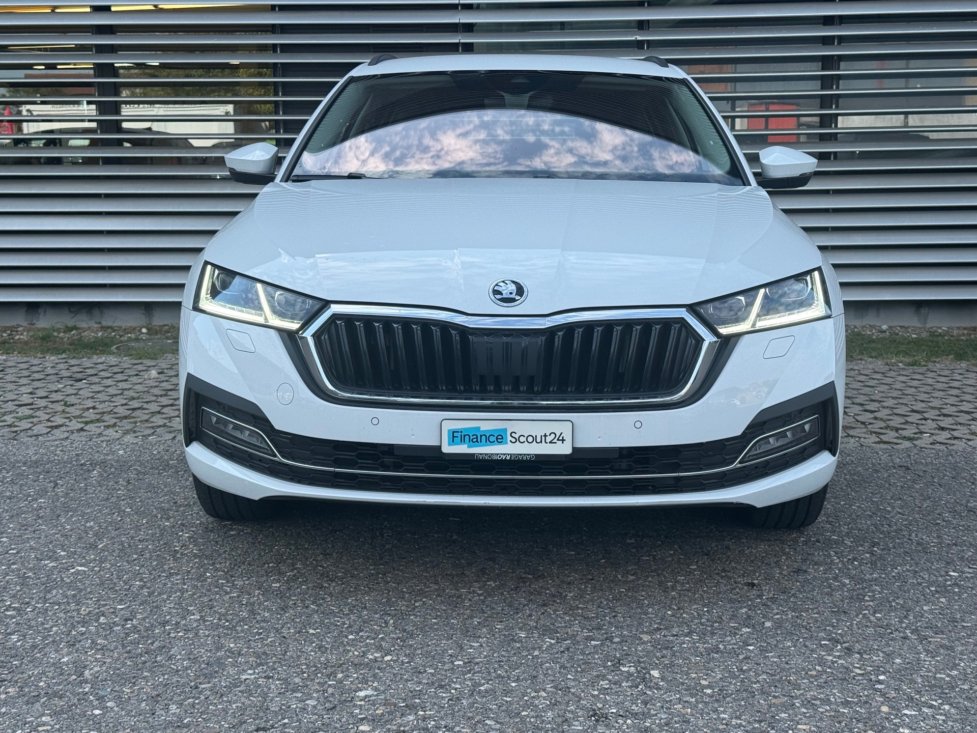SKODA Octavia Combi 1.5 TSI G-Tec DSG Style-image-1