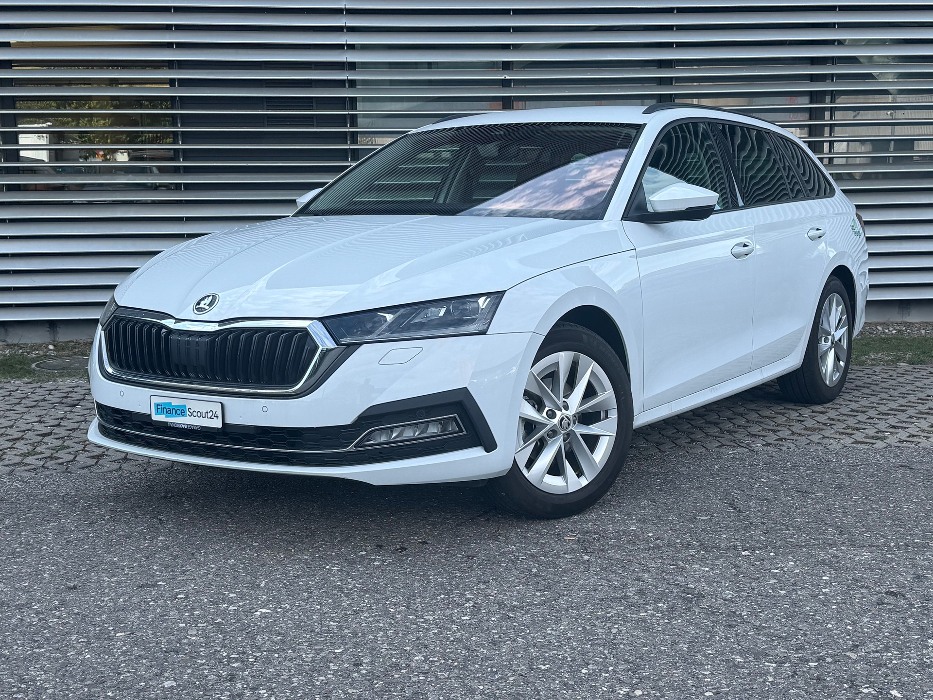 SKODA Octavia Combi 1.5 TSI G-Tec DSG Style-image-10
