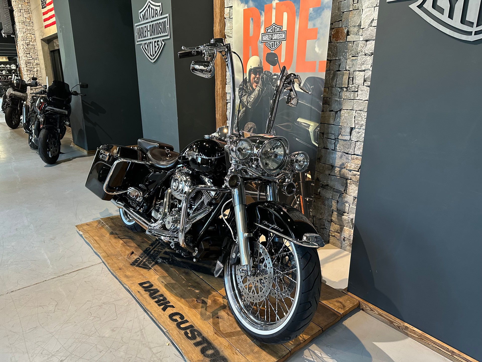HARLEY-DAVIDSON FLHRC Road King Classic 103 ABS (25KW) Possible-showroom-element-1