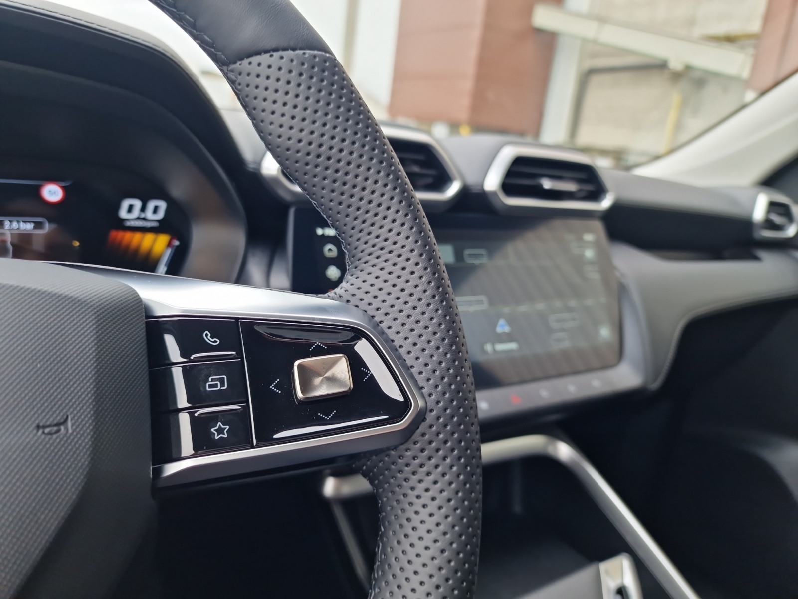 MG ZS 1.5 Hybrid+ Luxury-image-16