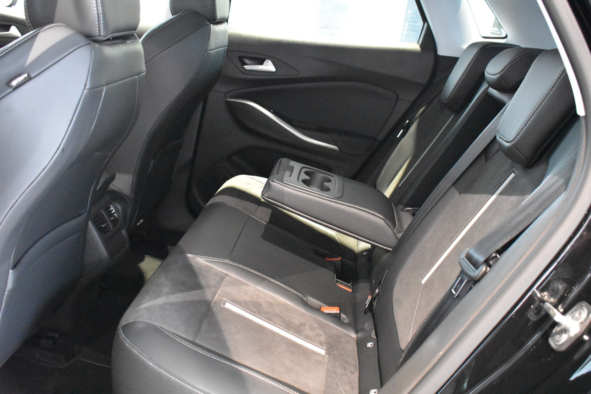 OPEL Grandland 1.6 Hybrid4 GSe Automatik-image-6