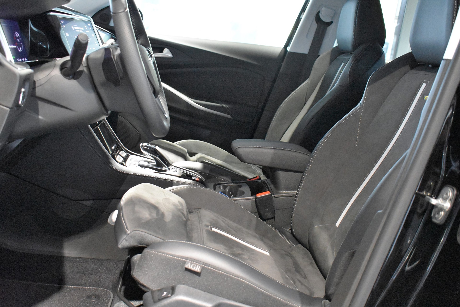 OPEL Grandland 1.6 Hybrid4 GSe Automatik-image-5