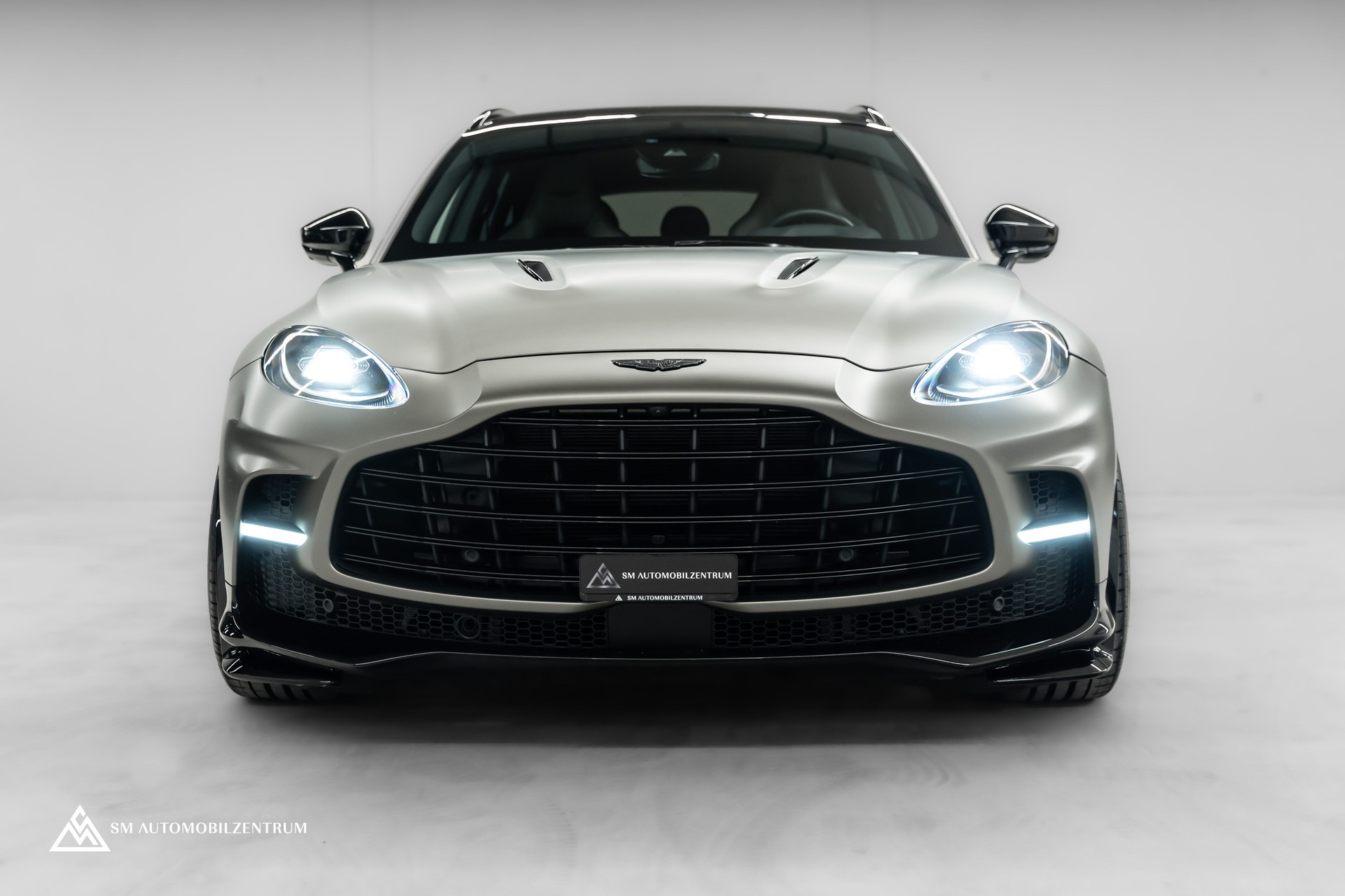 ASTON MARTIN DBX 707 / Satin Titanium Grey / 23-Zoll geschmiedete Felgen / Belüftete Sitze vorne und hinten-showroom-element-1