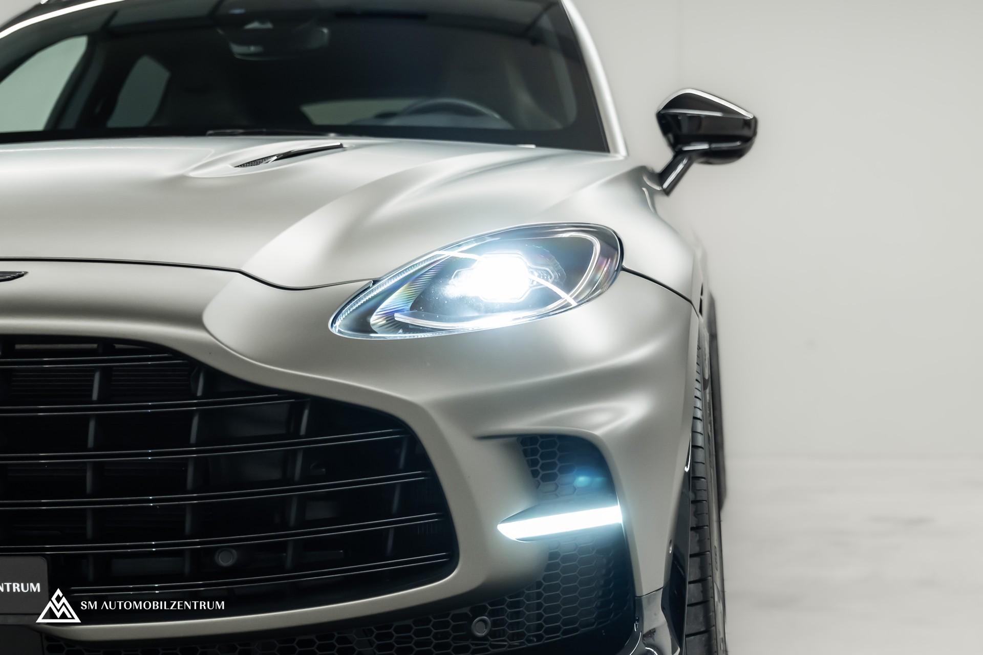 ASTON MARTIN DBX 707 / Satin Titanium Grey / 23-Zoll geschmiedete Felgen / Belüftete Sitze vorne und hinten-showroom-element-2