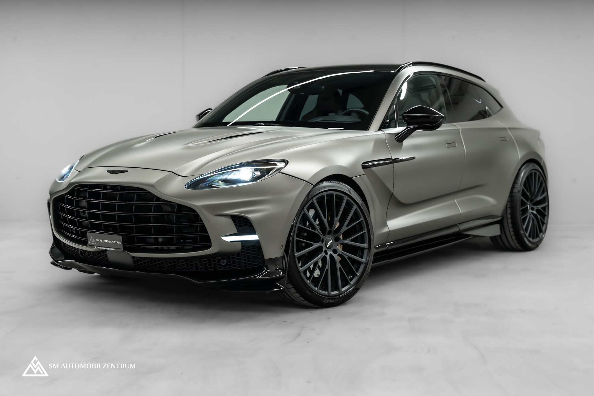 ASTON MARTIN DBX 707 / Satin Titanium Grey / 23-Zoll geschmiedete Felgen / Belüftete Sitze vorne und hinten