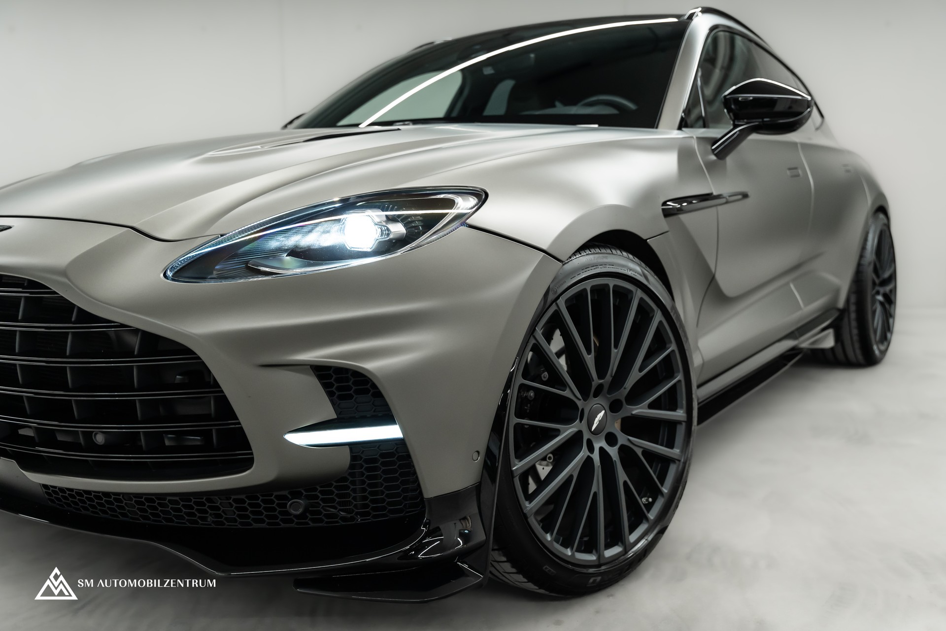 ASTON MARTIN DBX 707 / Satin Titanium Grey / 23-Zoll geschmiedete Felgen / Belüftete Sitze vorne und hinten-showroom-element-3