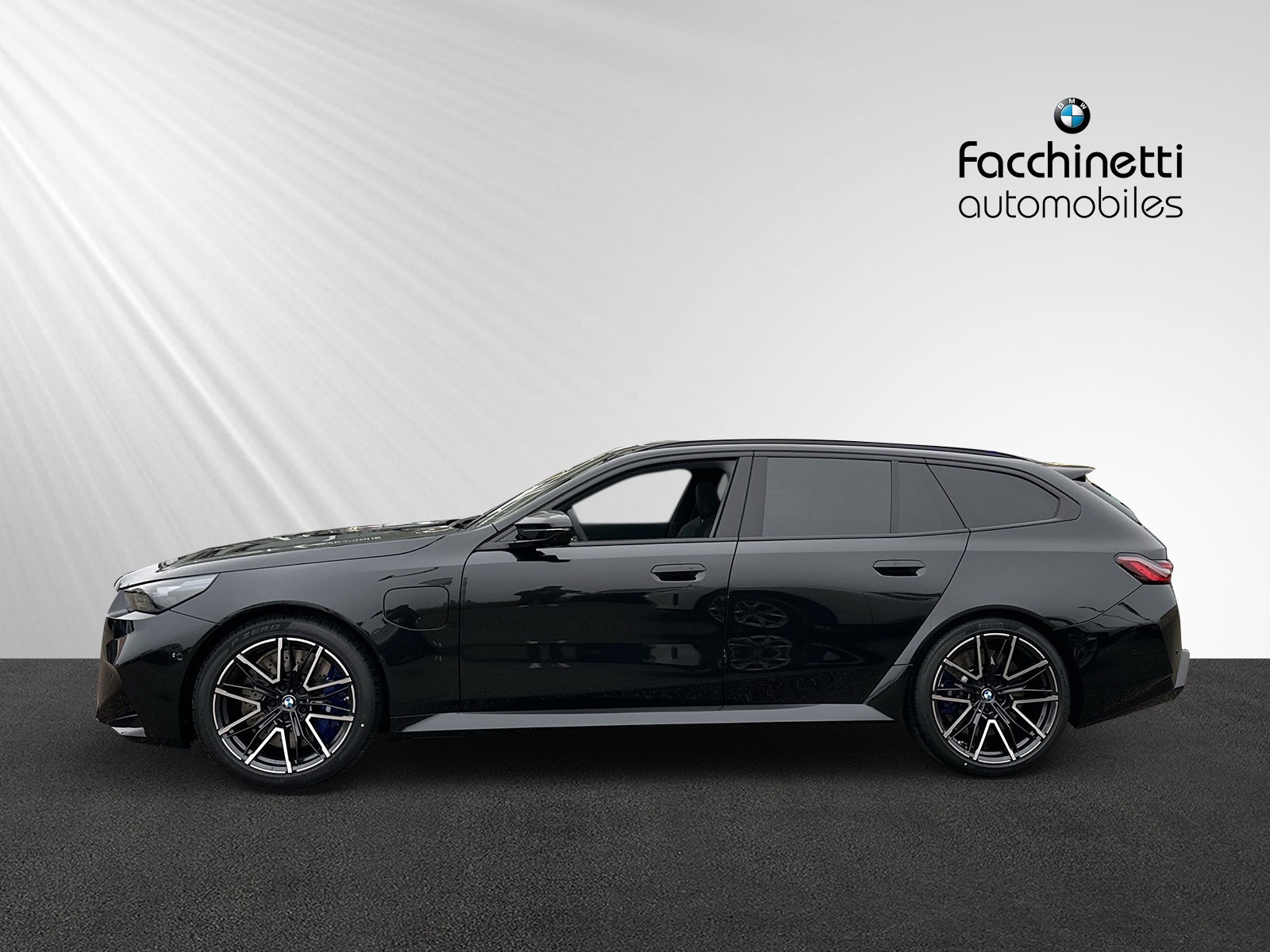BMW M5 Touring-showroom-element-1