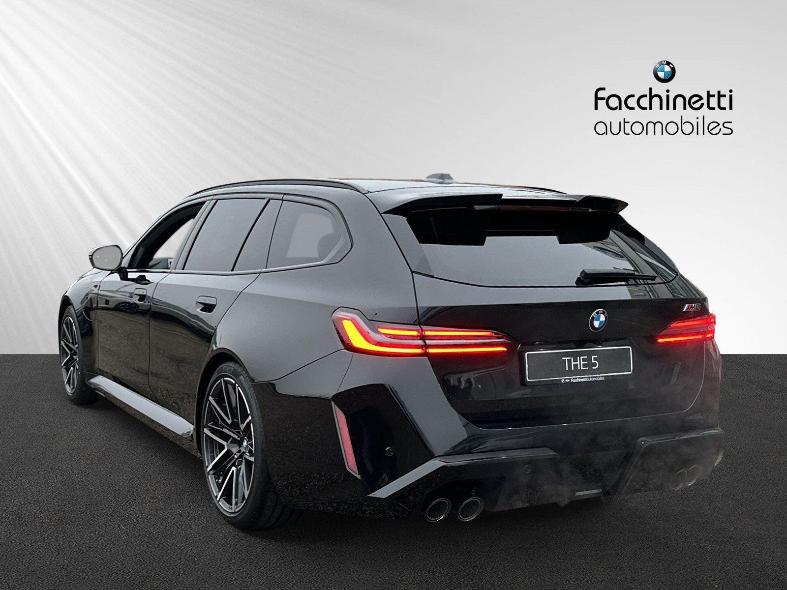 BMW M5 Touring-showroom-element-2