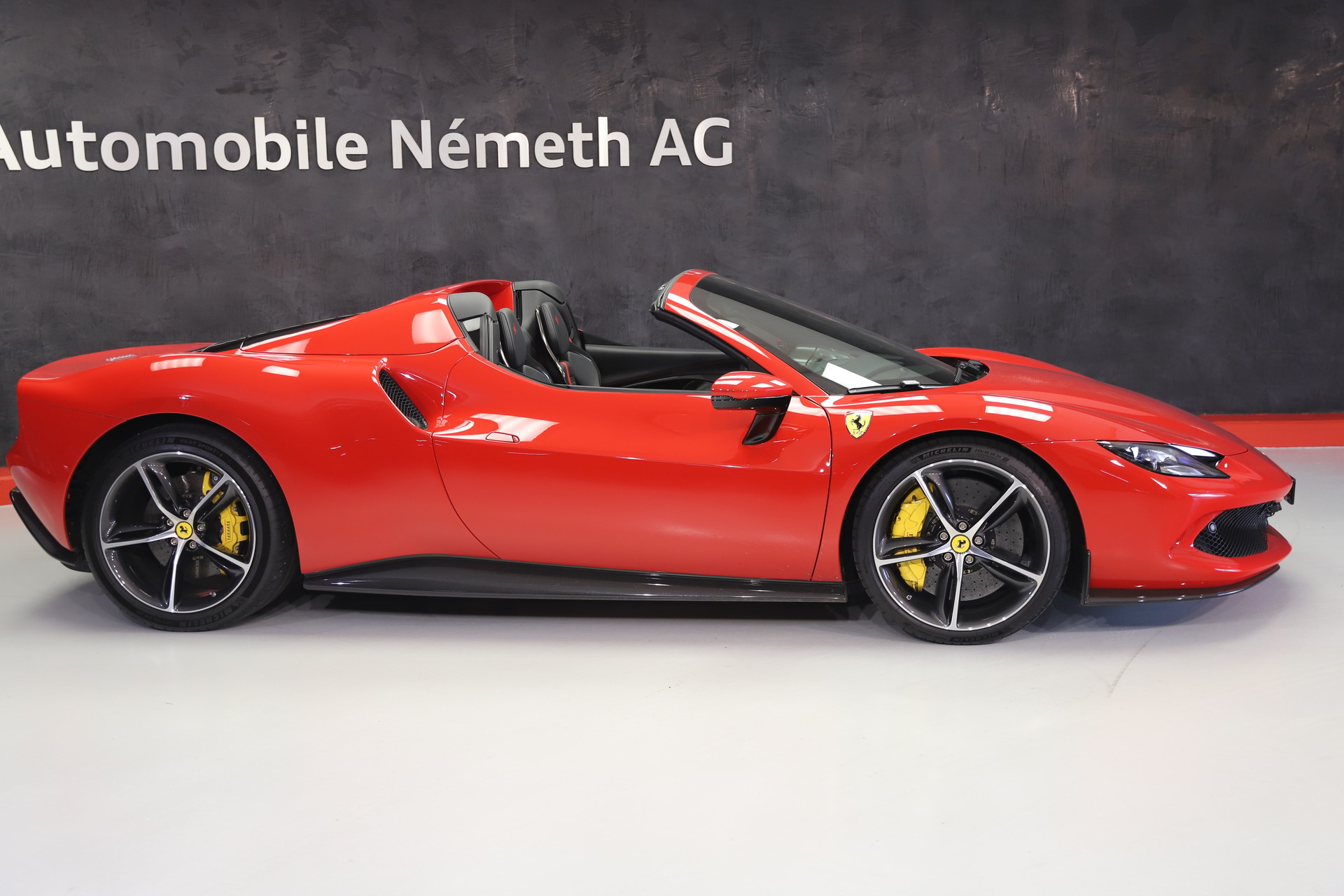 FERRARI 296 GTS-showroom-element-1