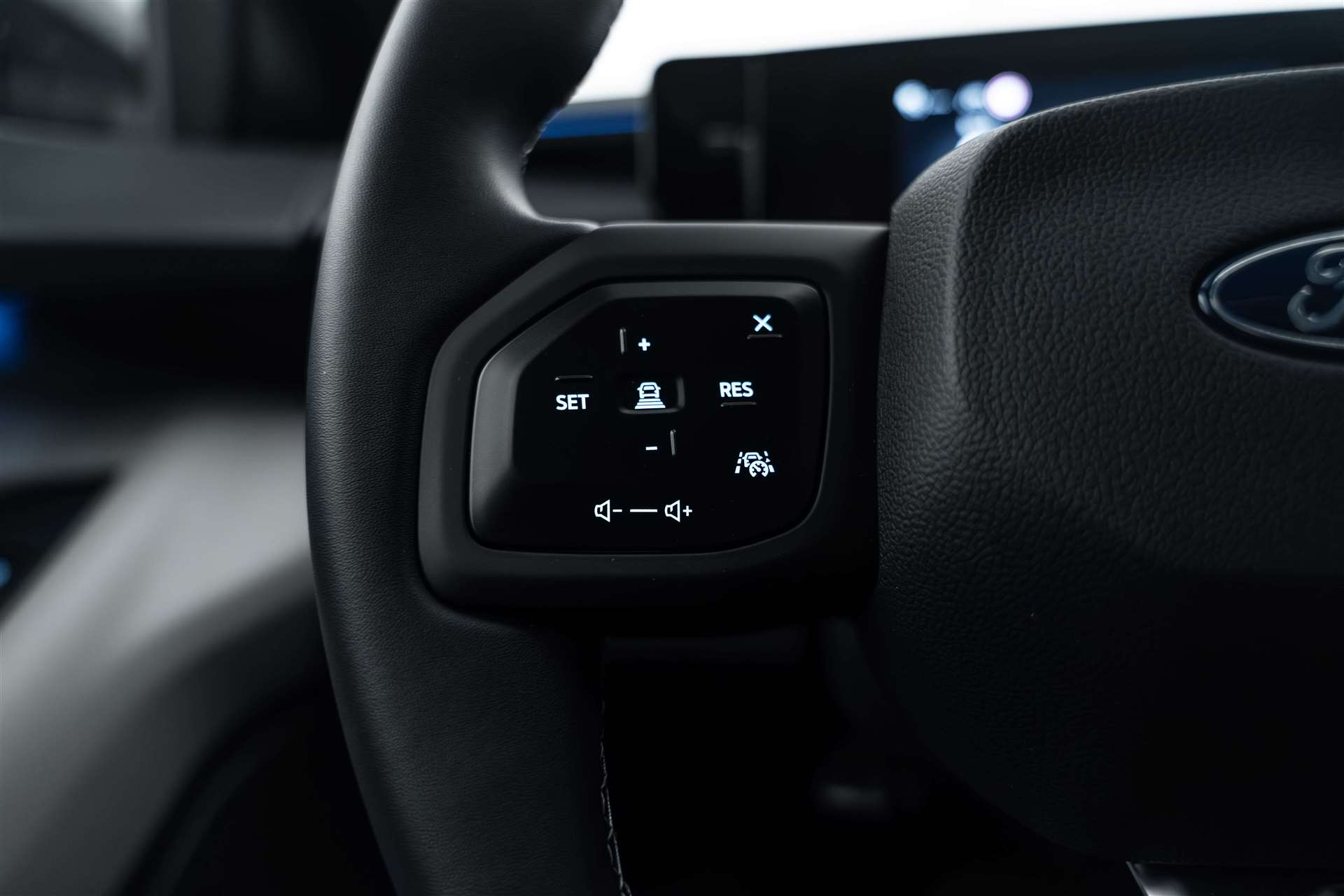 FORD Capri Elektro 79kWh 340PS Dual Extended Range Premium AWD-image-18