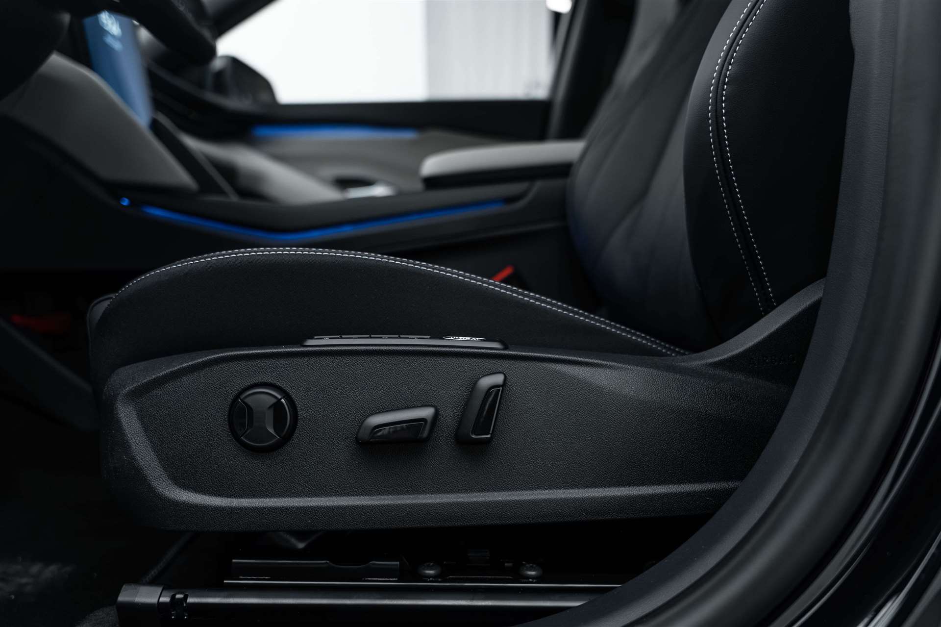 FORD Capri Elektro 79kWh 340PS Dual Extended Range Premium AWD-image-16