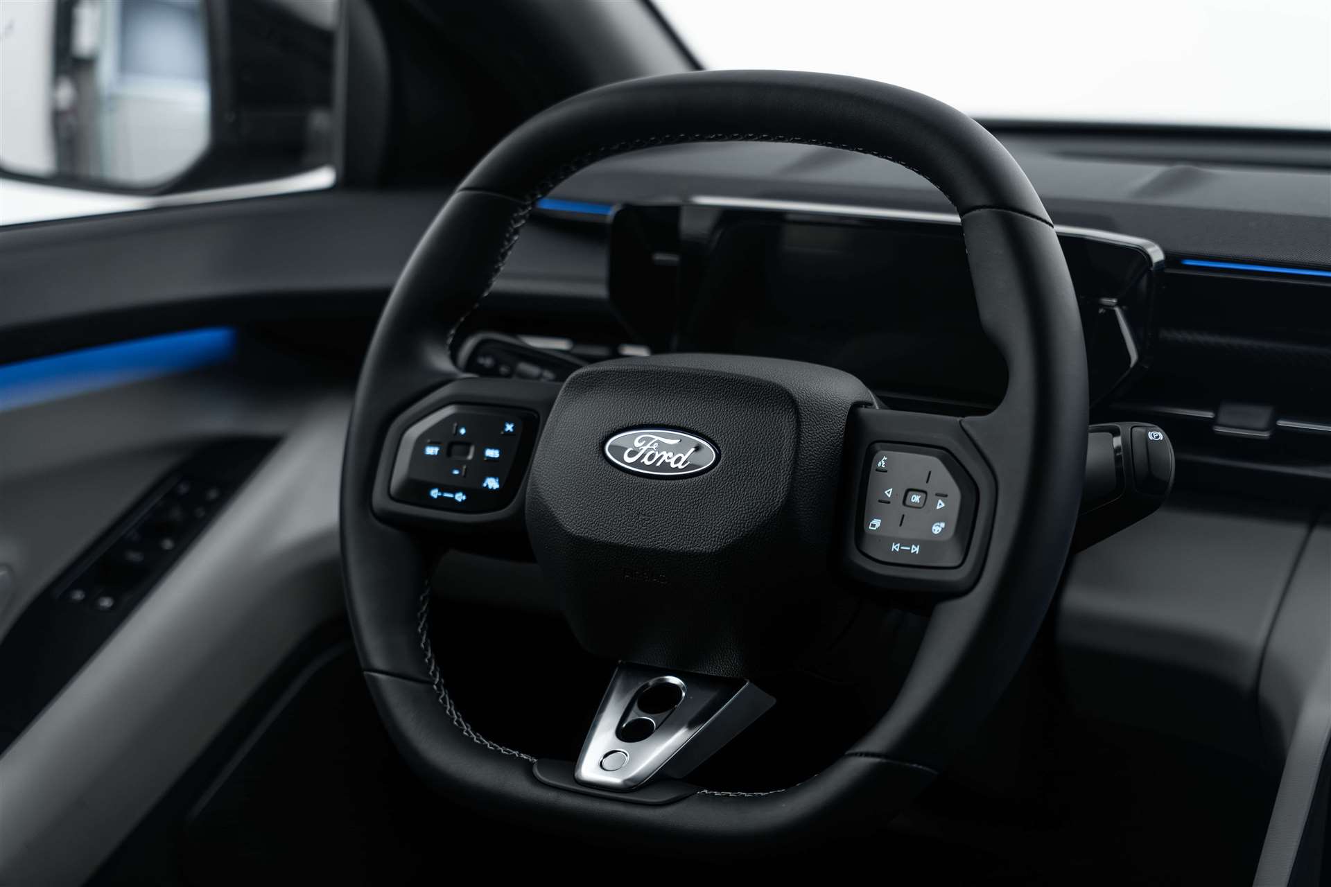 FORD Capri Elektro 79kWh 340PS Dual Extended Range Premium AWD-image-10