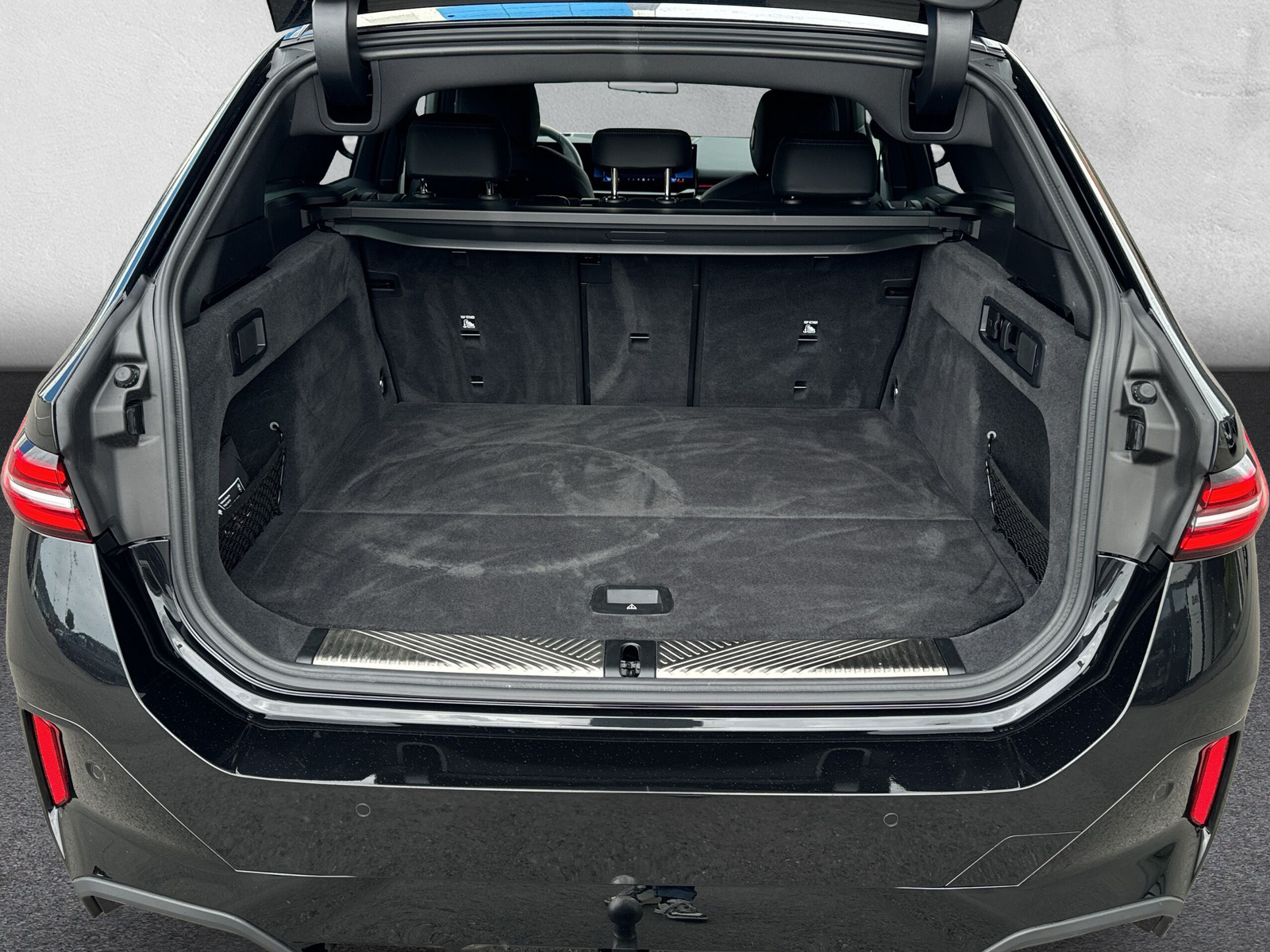 BMW 520d xDrive 48V Touring M Sport Steptronic-image-9