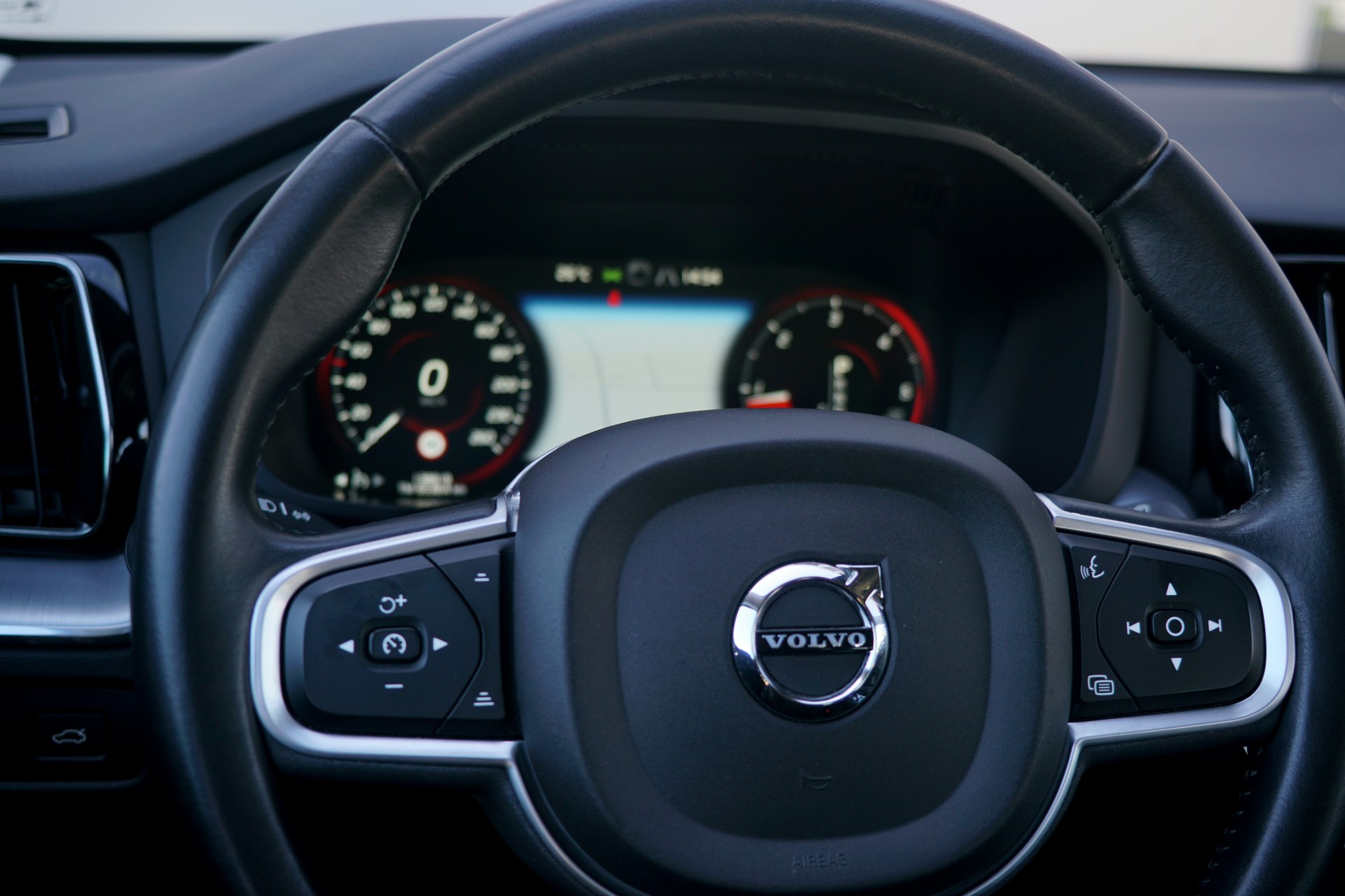 VOLVO XC60 D4 AWD Momentum Geartronic (CH)-image-3