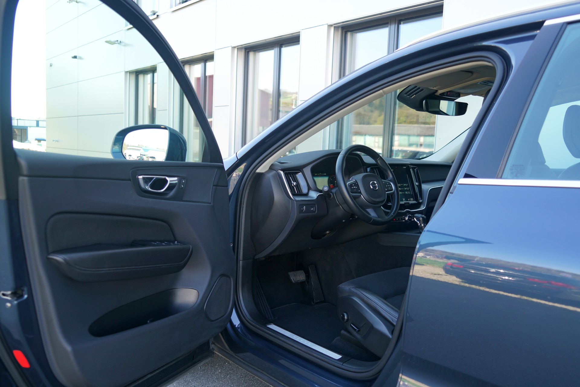 VOLVO XC60 D4 AWD Momentum Geartronic (CH)-image-2