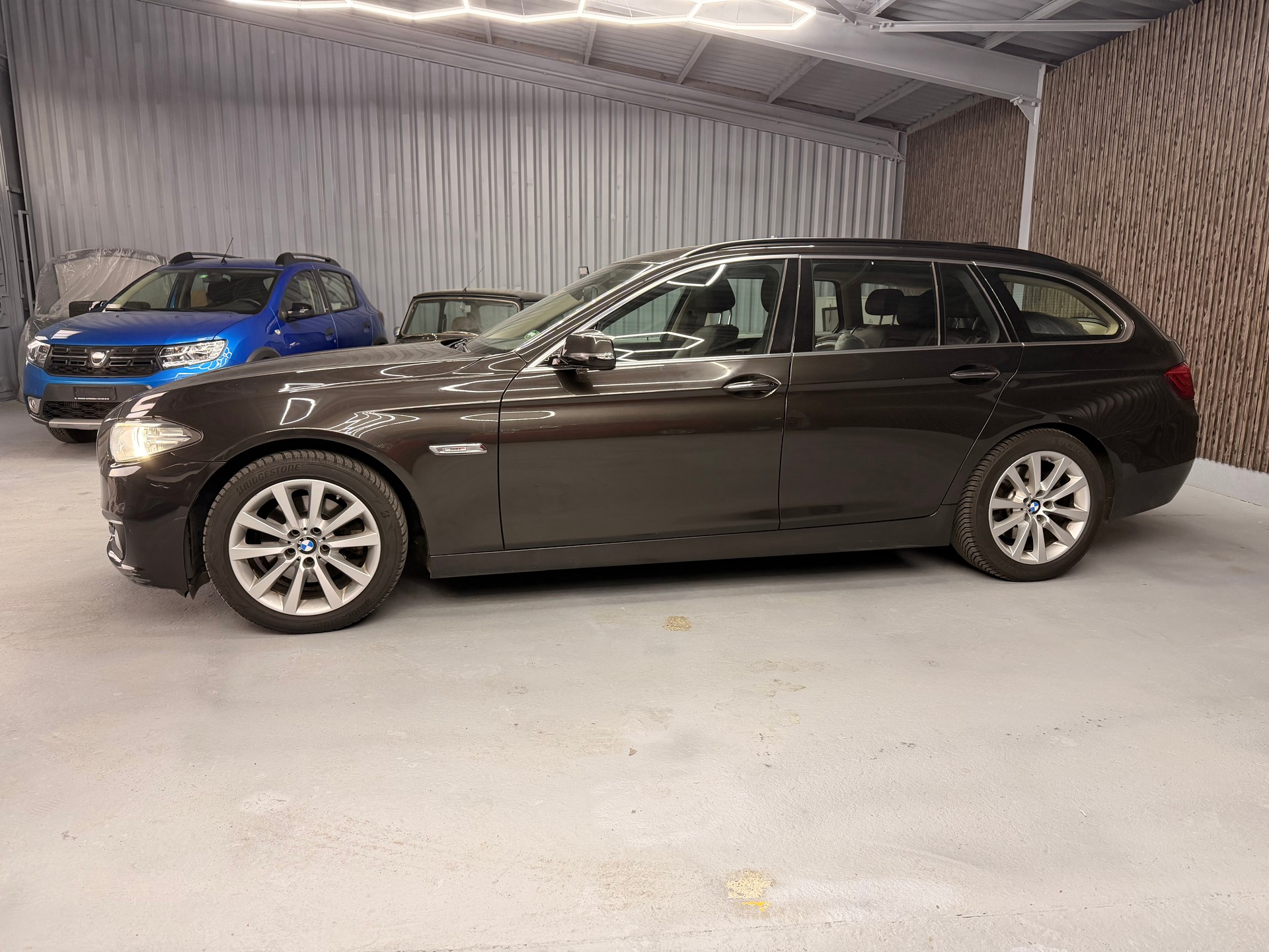 BMW 520d Touring xDrive Luxury Line Steptronic-showroom-element-1