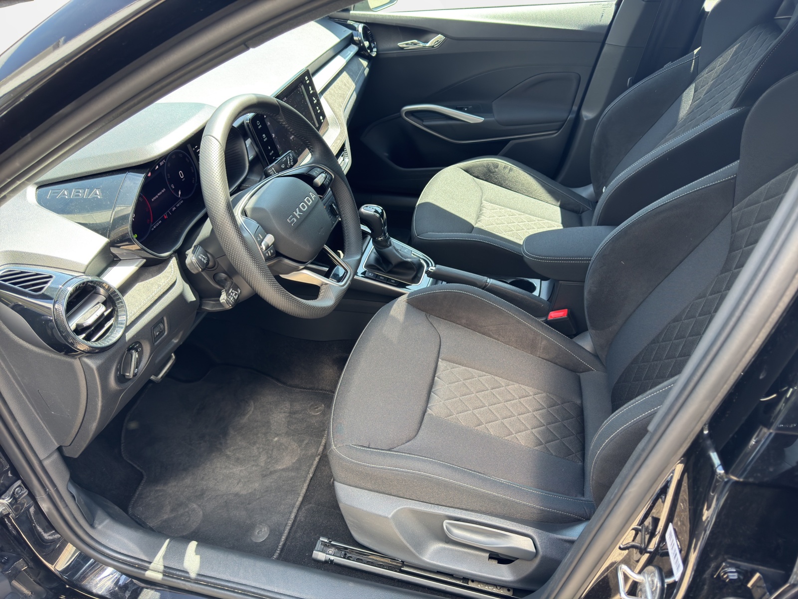 SKODA Fabia 1.0 TSI Selection DSG-image-8