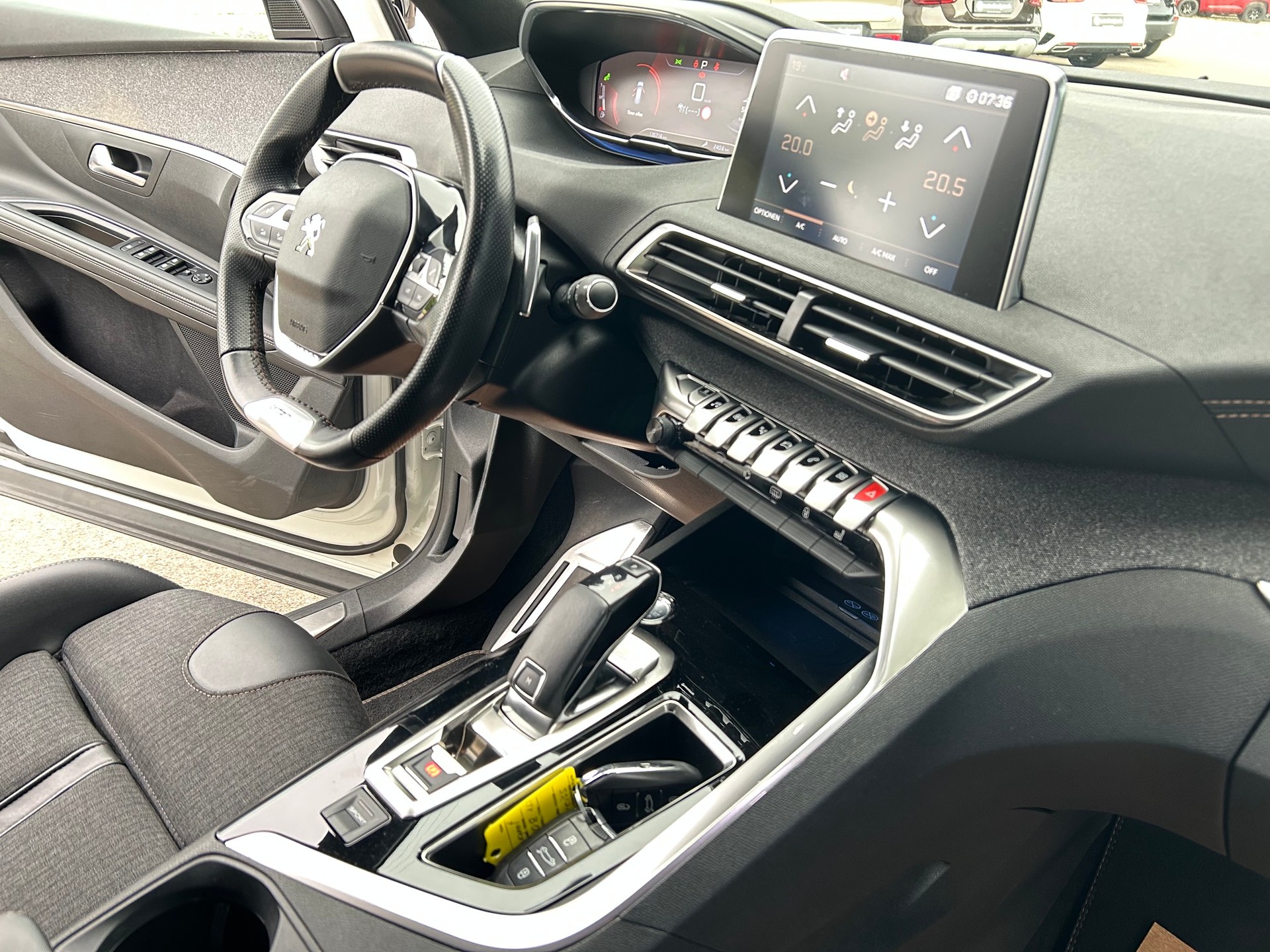 PEUGEOT 5008 1.6 Pure Tech GT LineEAT8-image-7