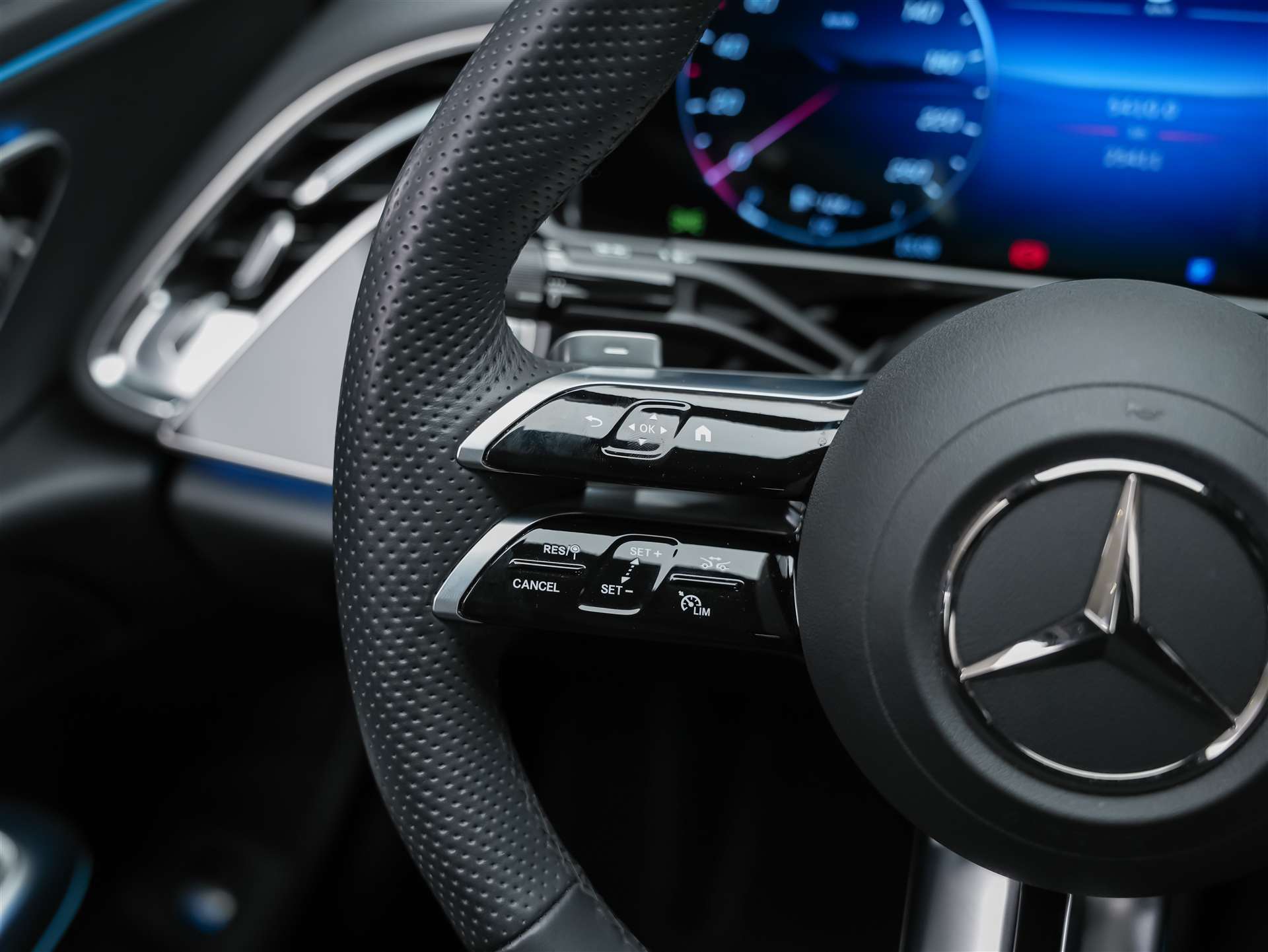 MERCEDES-BENZ E 220 d AMG Line *Werksgarantie*Supercreen*Standheizung*-image-28