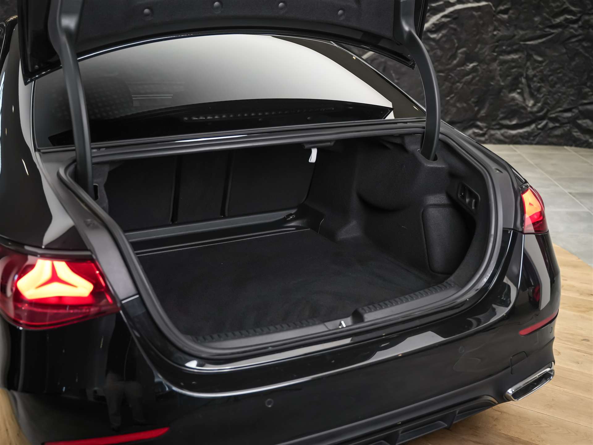 MERCEDES-BENZ E 220 d AMG Line *Werksgarantie*Supercreen*Standheizung*-image-41