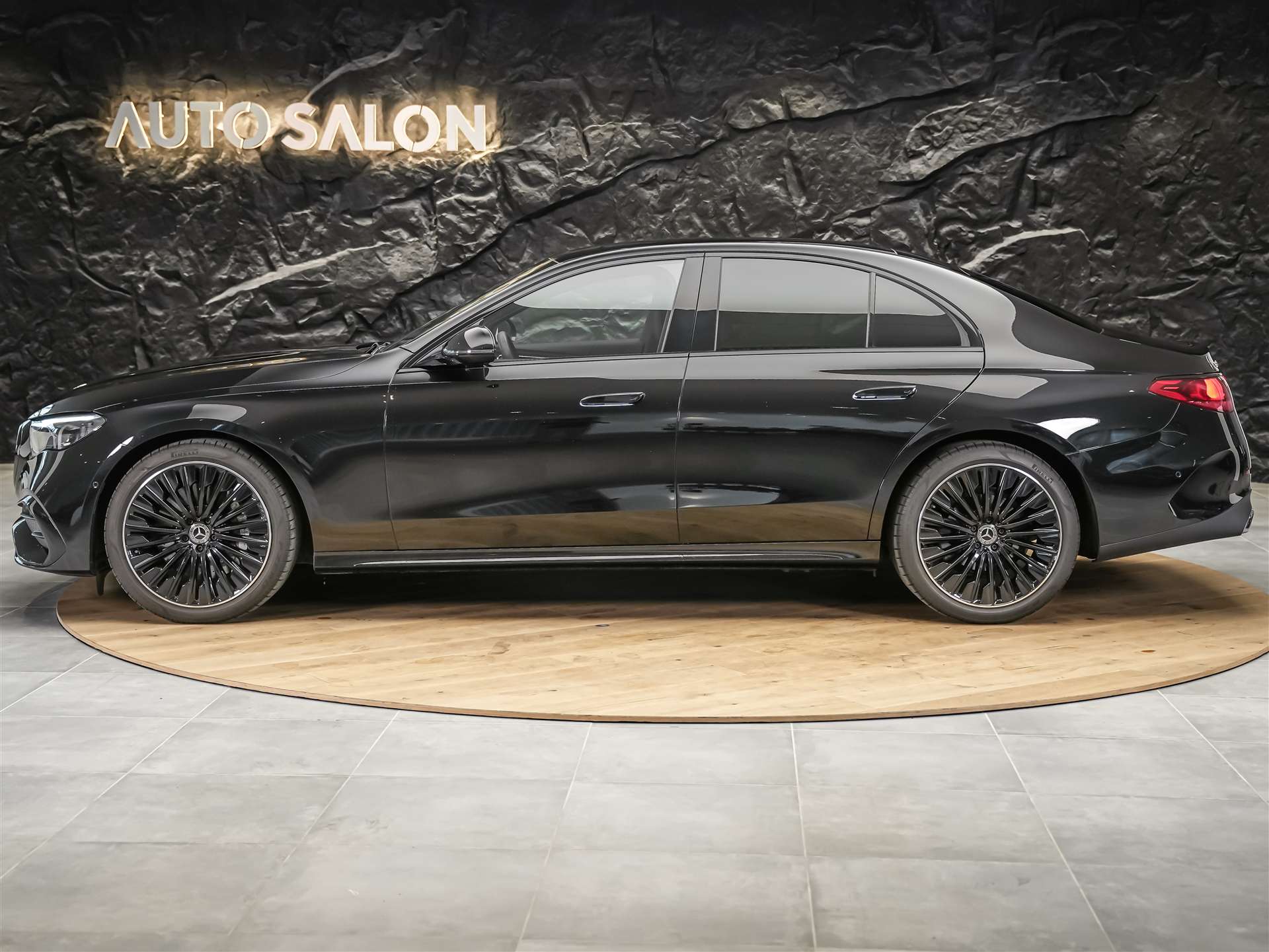 MERCEDES-BENZ E 220 d AMG Line *Werksgarantie*Supercreen*Standheizung*-showroom-element-2