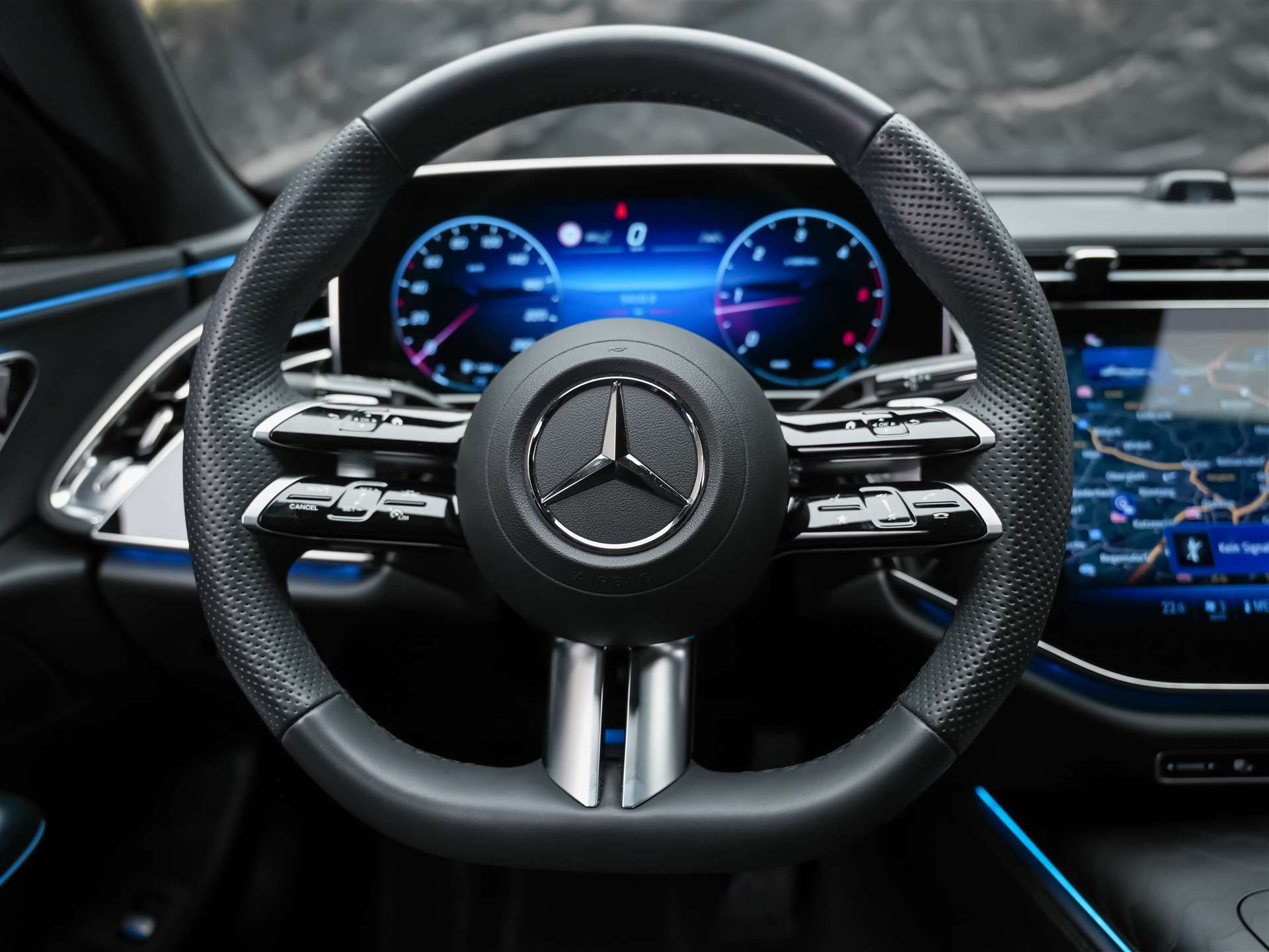 MERCEDES-BENZ E 220 d AMG Line *Werksgarantie*Supercreen*Standheizung*-image-27