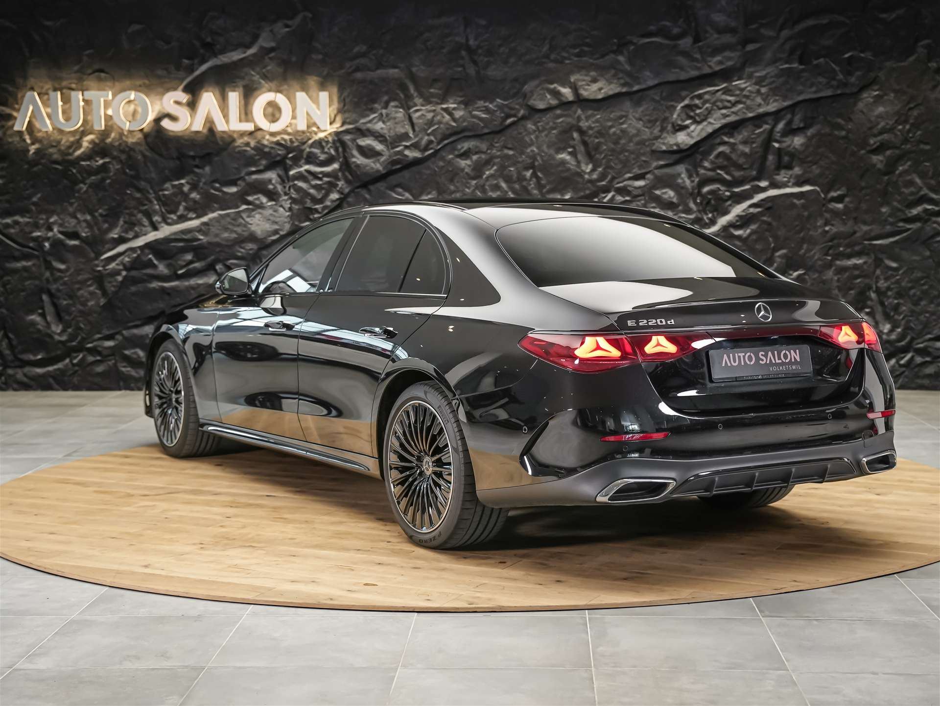 MERCEDES-BENZ E 220 d AMG Line *Werksgarantie*Supercreen*Standheizung*-showroom-element-3