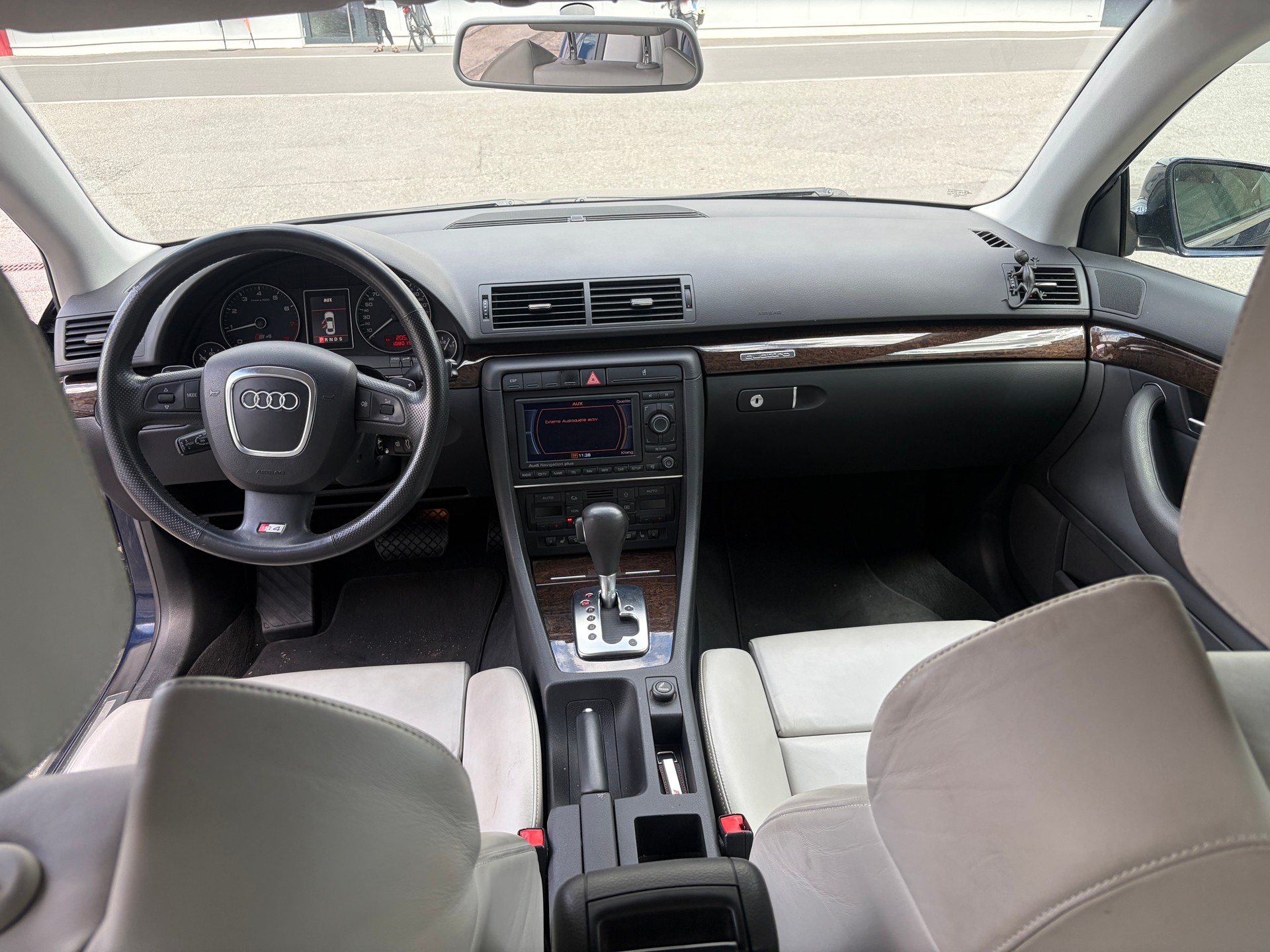 AUDI S4 Limousine 4.2 V8 quattro-image-8