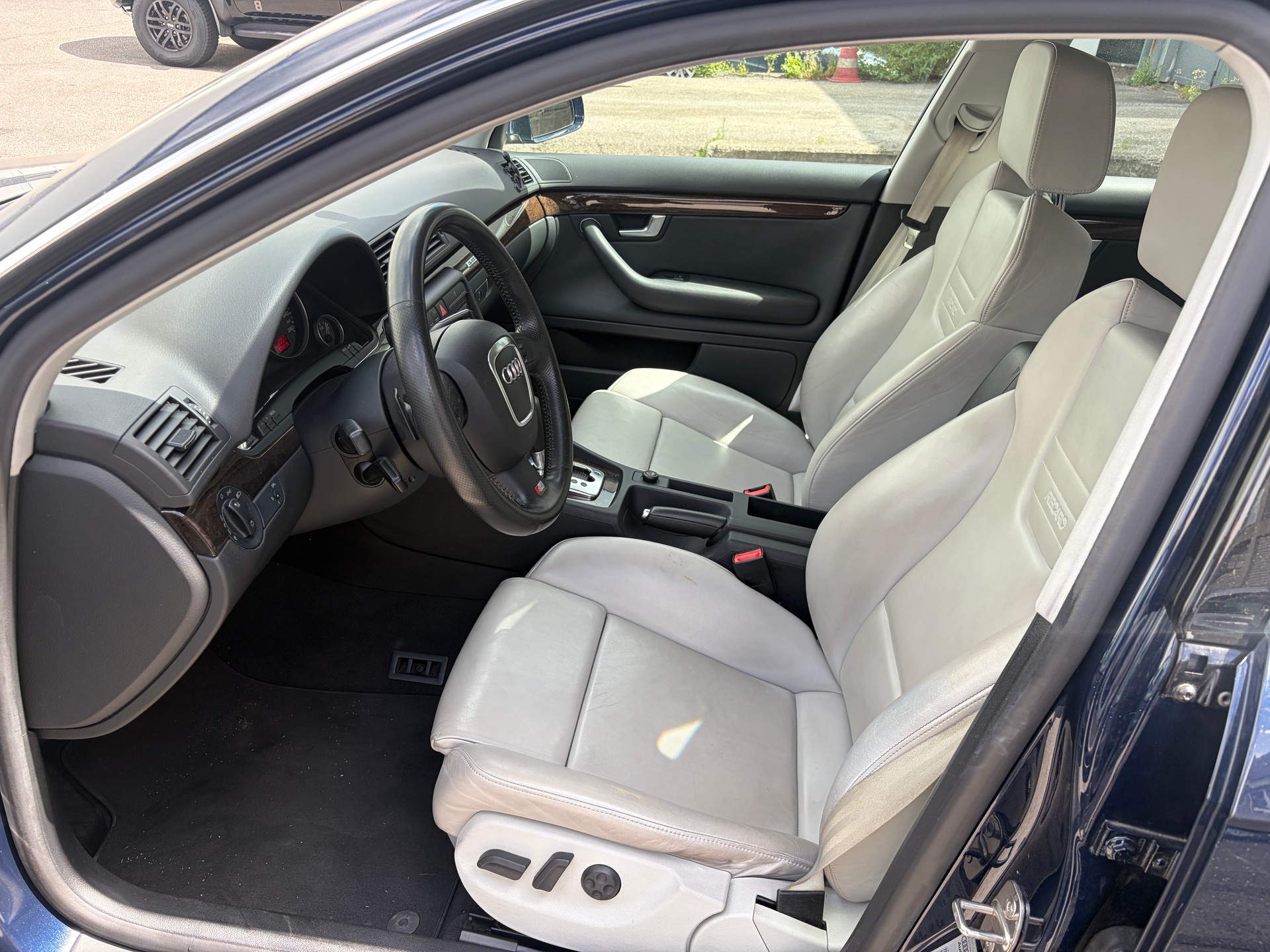 AUDI S4 Limousine 4.2 V8 quattro-image-9