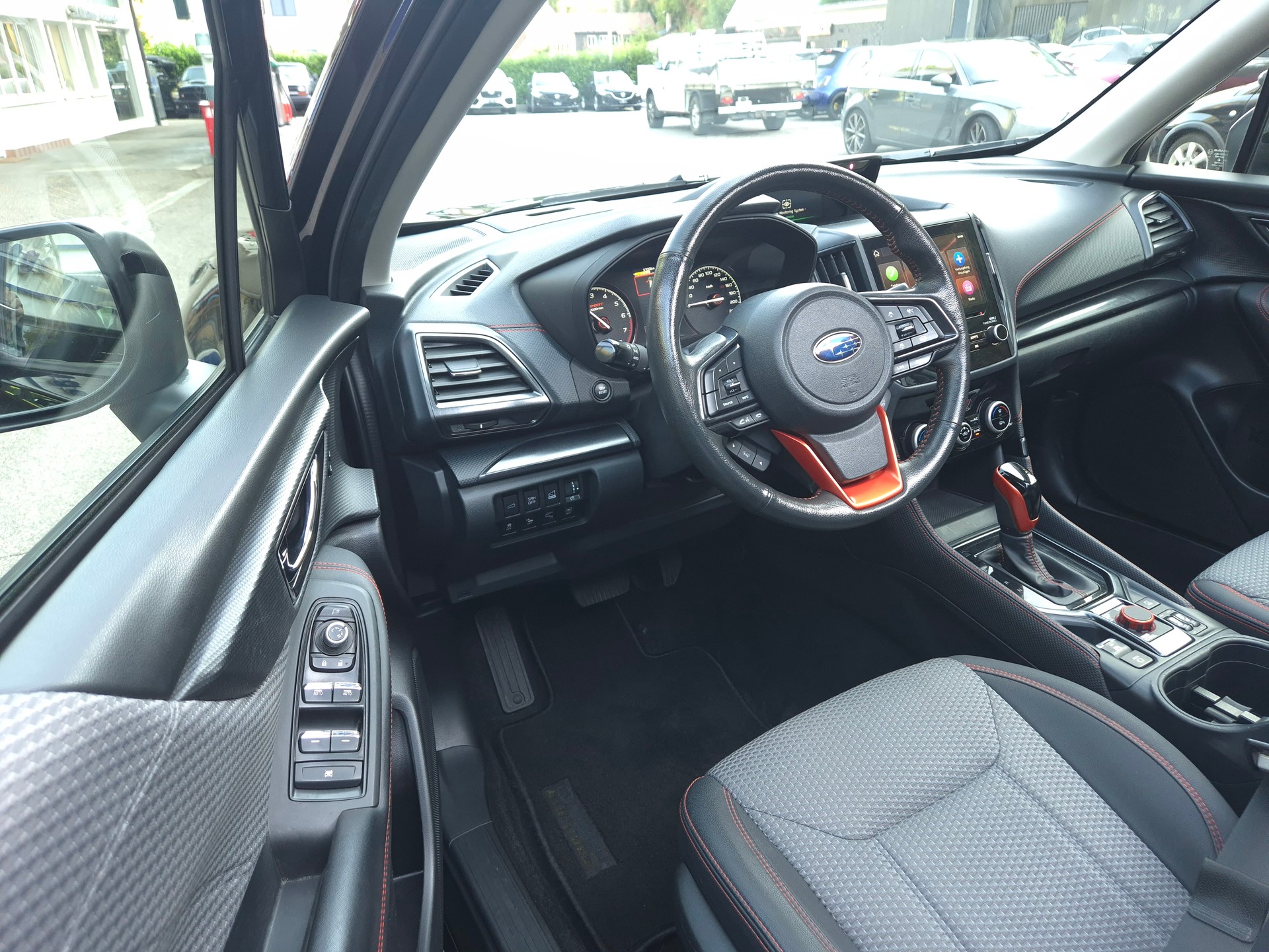 SUBARU Forester 2.0i e-Boxer Luxury Lineartronic-image-16