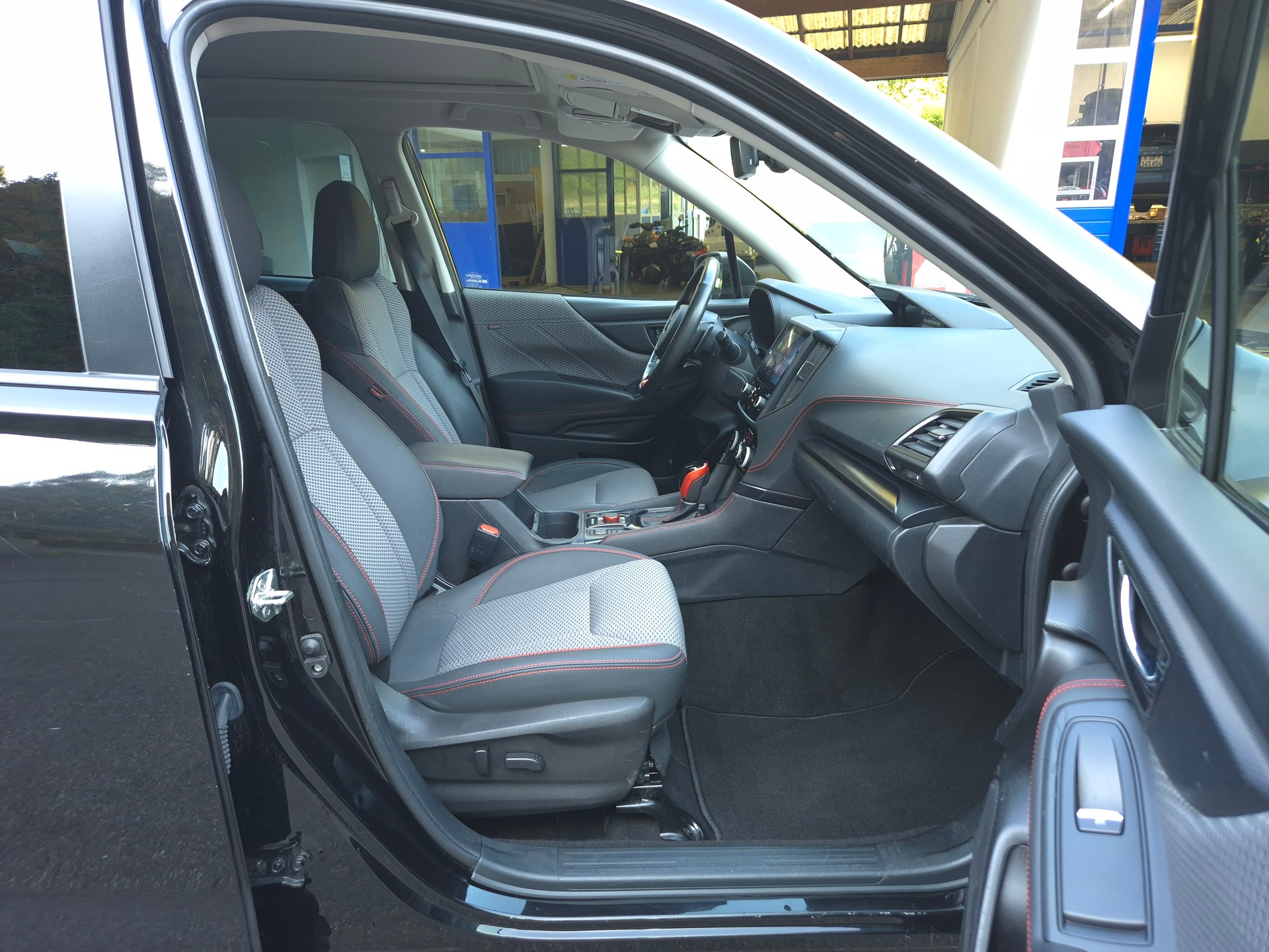 SUBARU Forester 2.0i e-Boxer Luxury Lineartronic-image-27