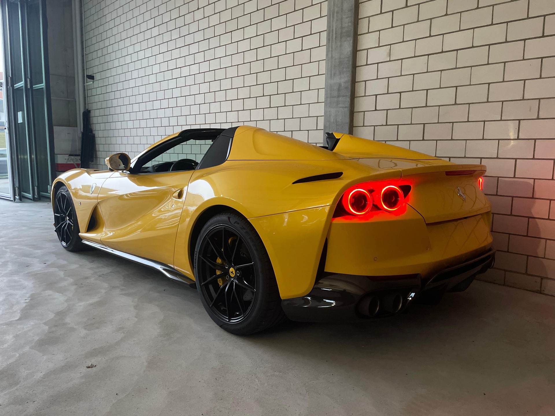 FERRARI 812 GTS Full Carbon + Sonderfarbe-showroom-element-2