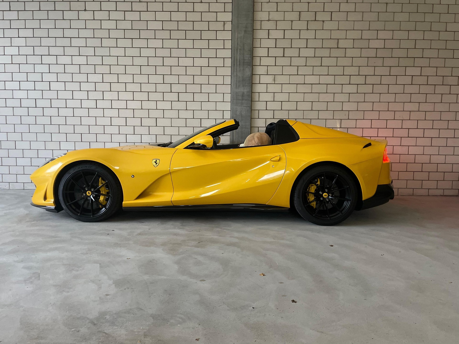 FERRARI 812 GTS Full Carbon + Sonderfarbe
