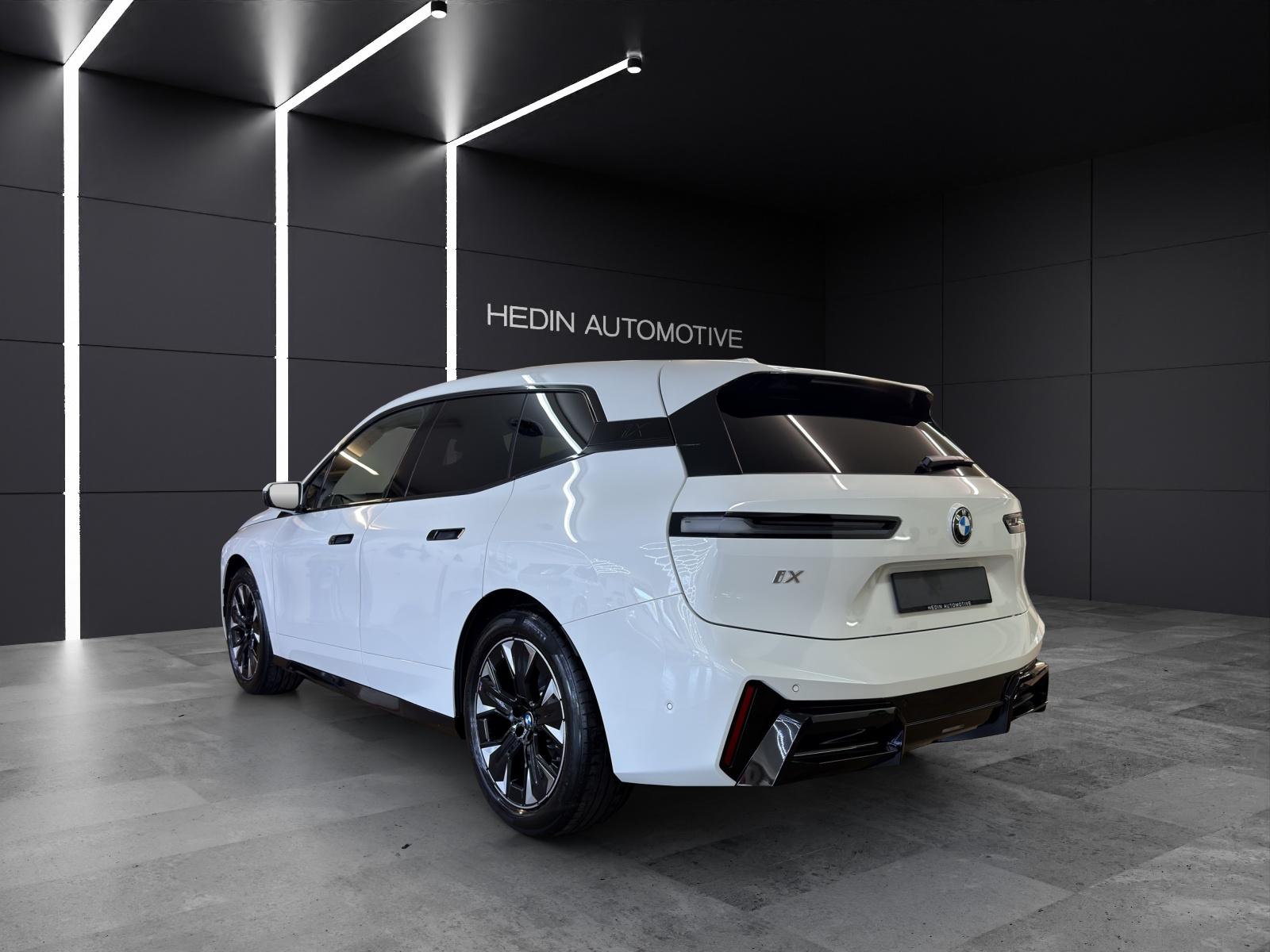 BMW iX xDrive60-showroom-element-2