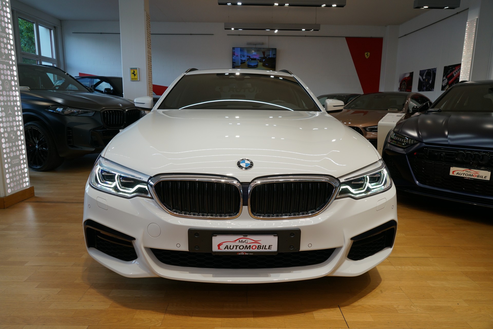 BMW 530d xDrive Touring M-Sport Line Steptronic-showroom-element-1