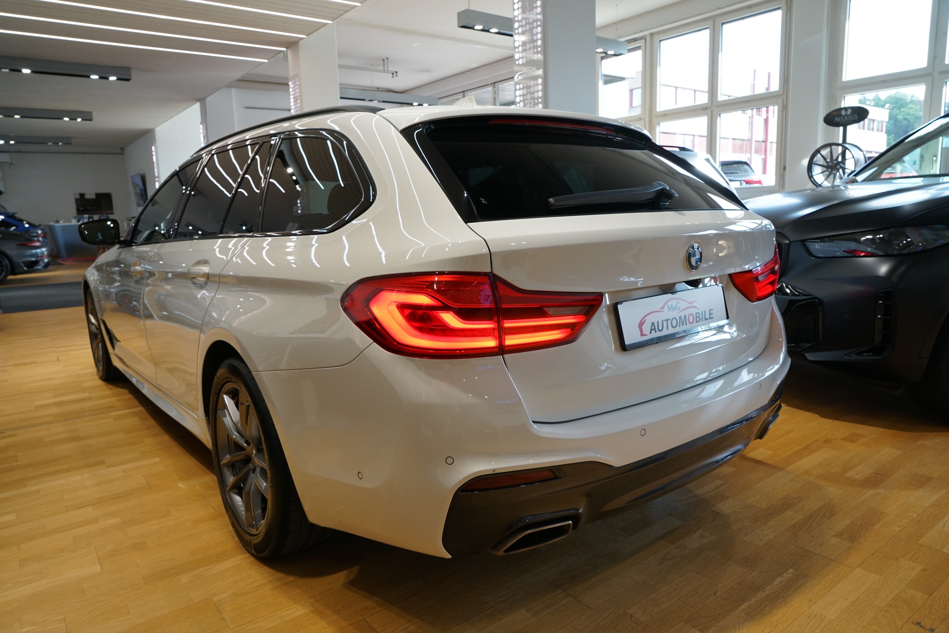 BMW 530d xDrive Touring M-Sport Line Steptronic-image-4