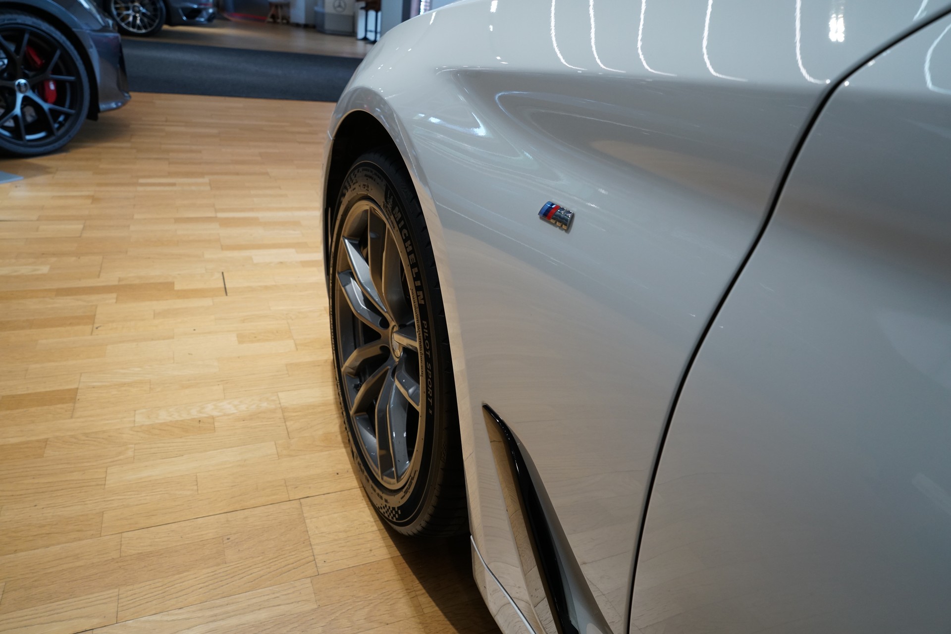 BMW 530d xDrive Touring M-Sport Line Steptronic-showroom-element-3