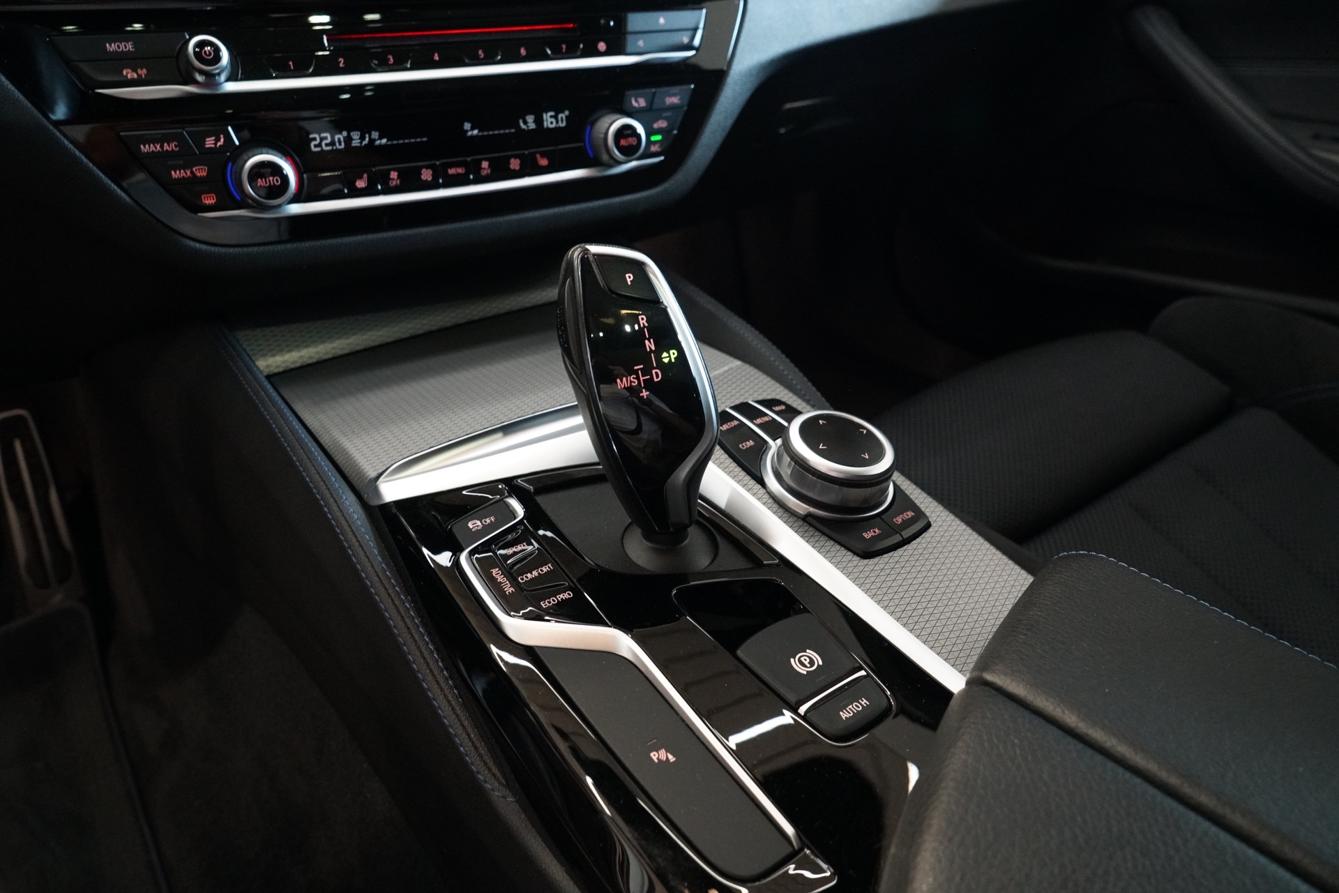BMW 530d xDrive Touring M-Sport Line Steptronic-image-15