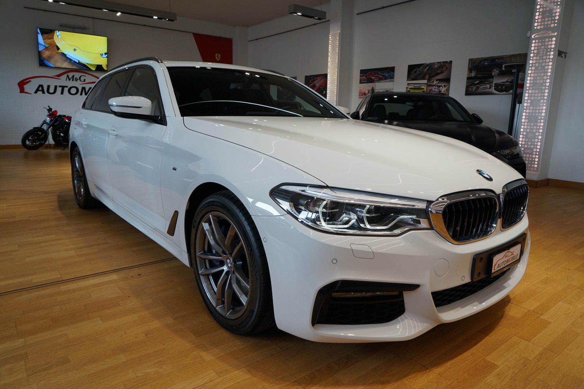BMW 530d xDrive Touring M-Sport Line Steptronic-showroom-element-2