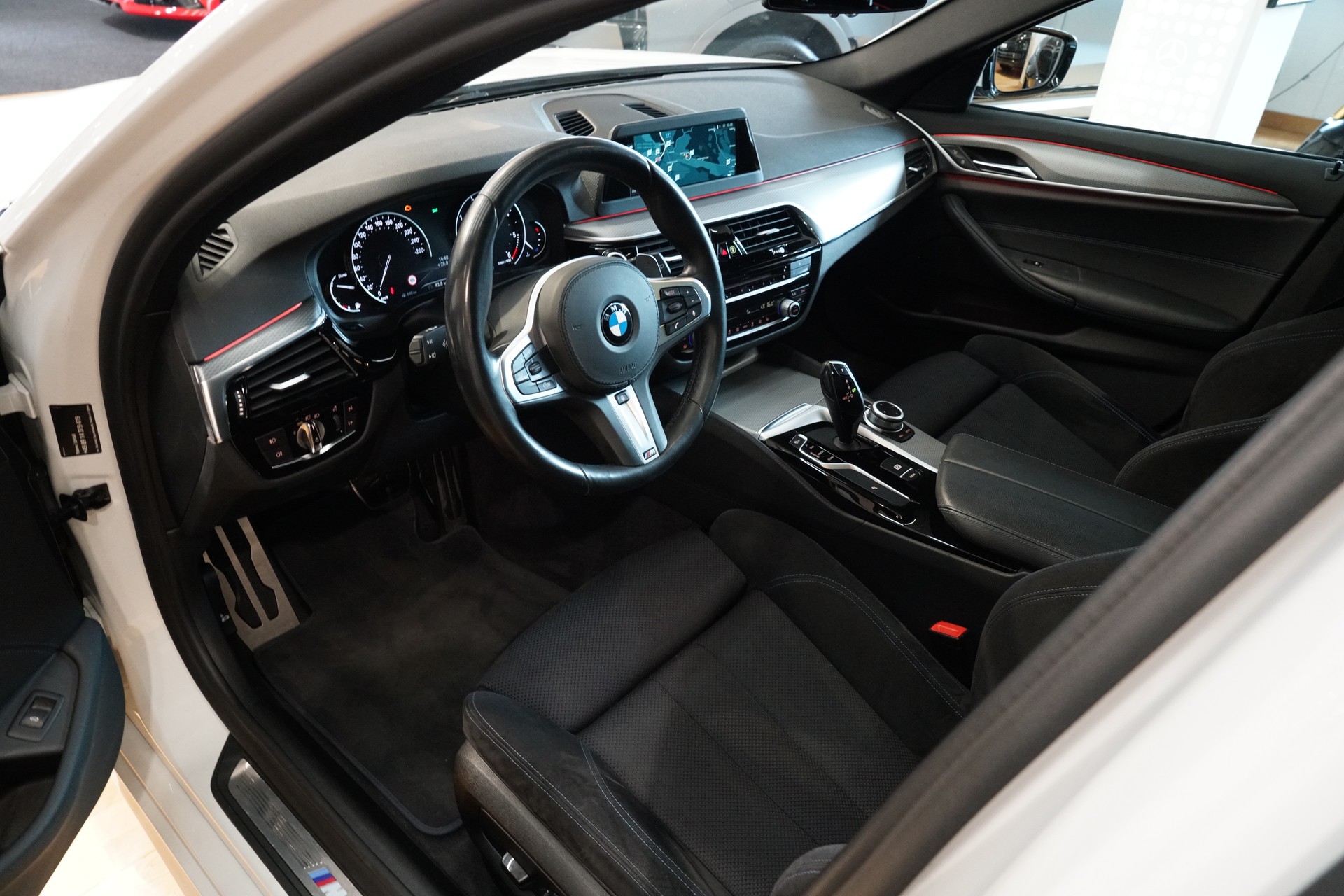 BMW 530d xDrive Touring M-Sport Line Steptronic-image-8