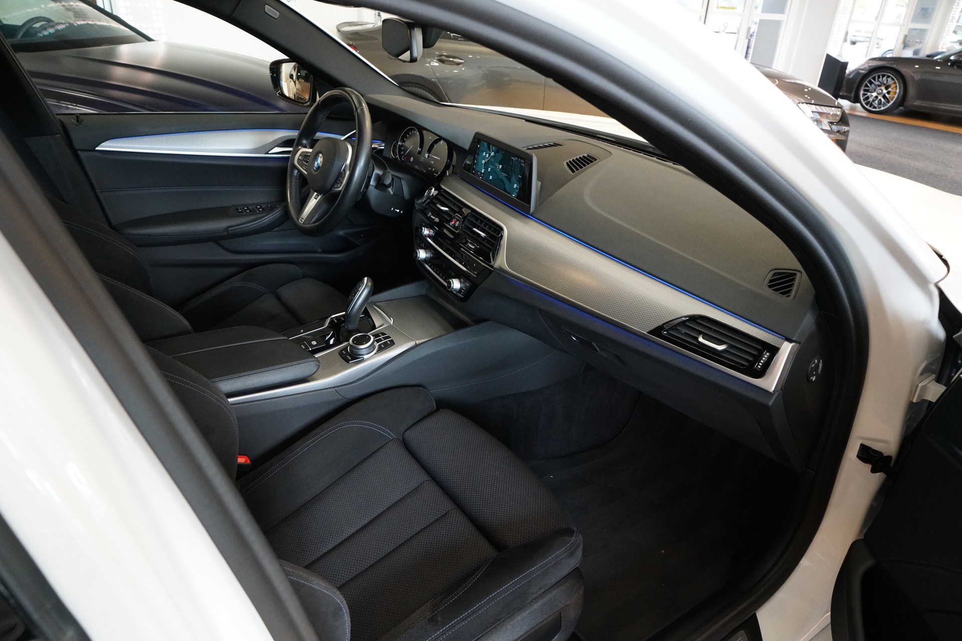 BMW 530d xDrive Touring M-Sport Line Steptronic-image-10