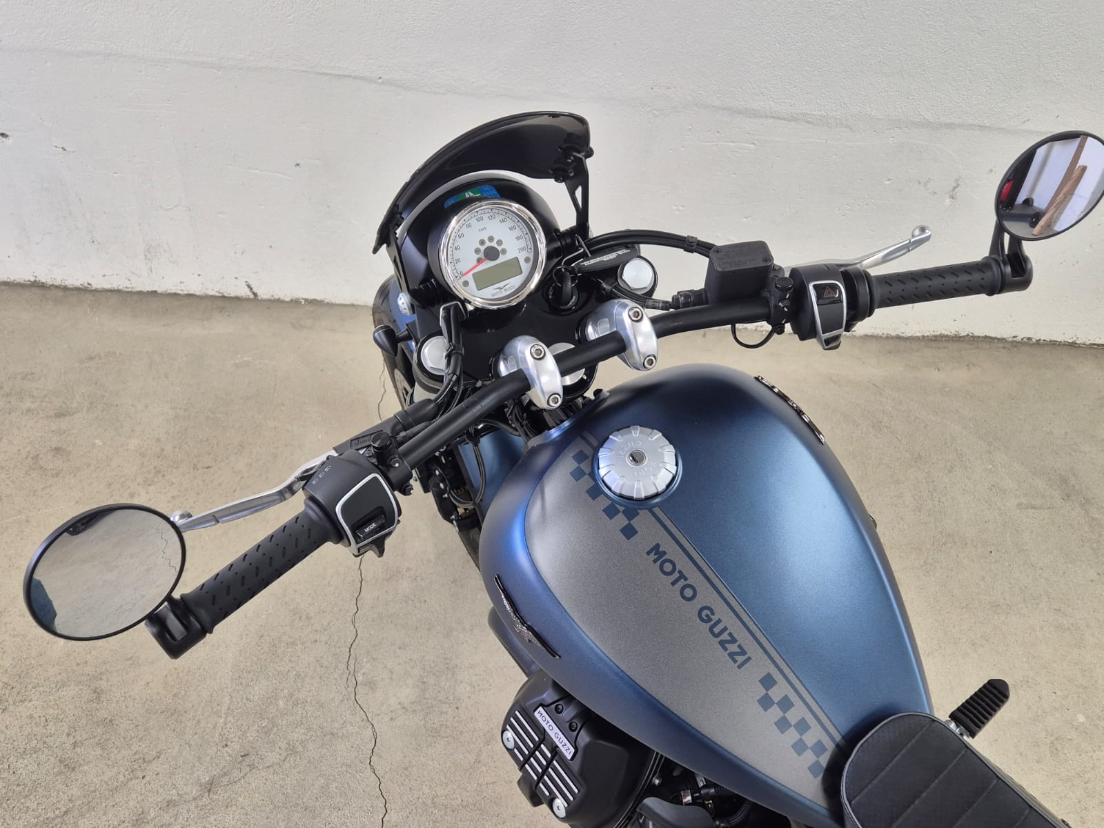 MOTO GUZZI V9 Bobber 850 ABS-image-4