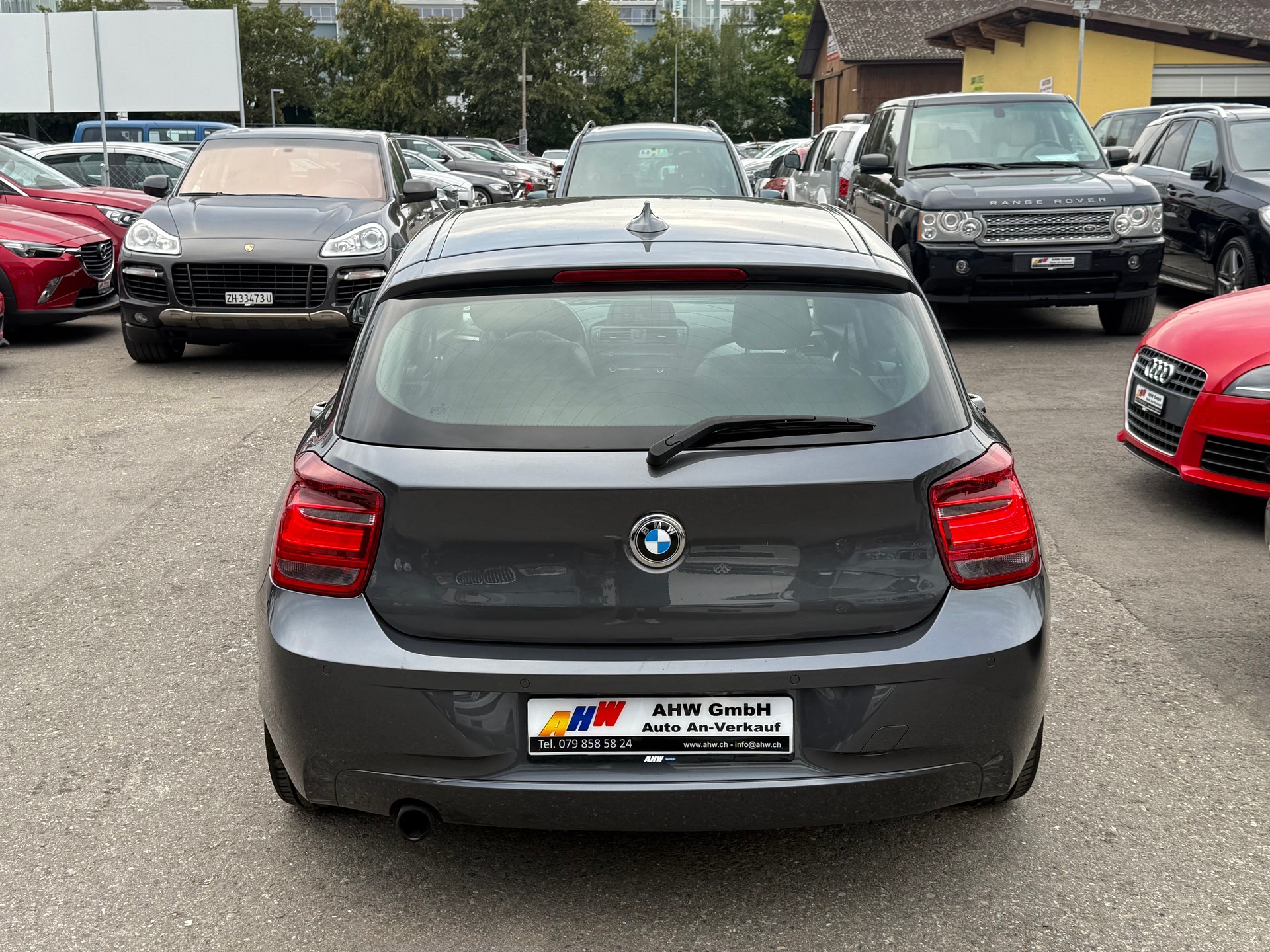 BMW 118i / Frisch ab MFK & Service / 8-fach bereift / Leder / Sitzheizung / Xenon / PDC-image-4